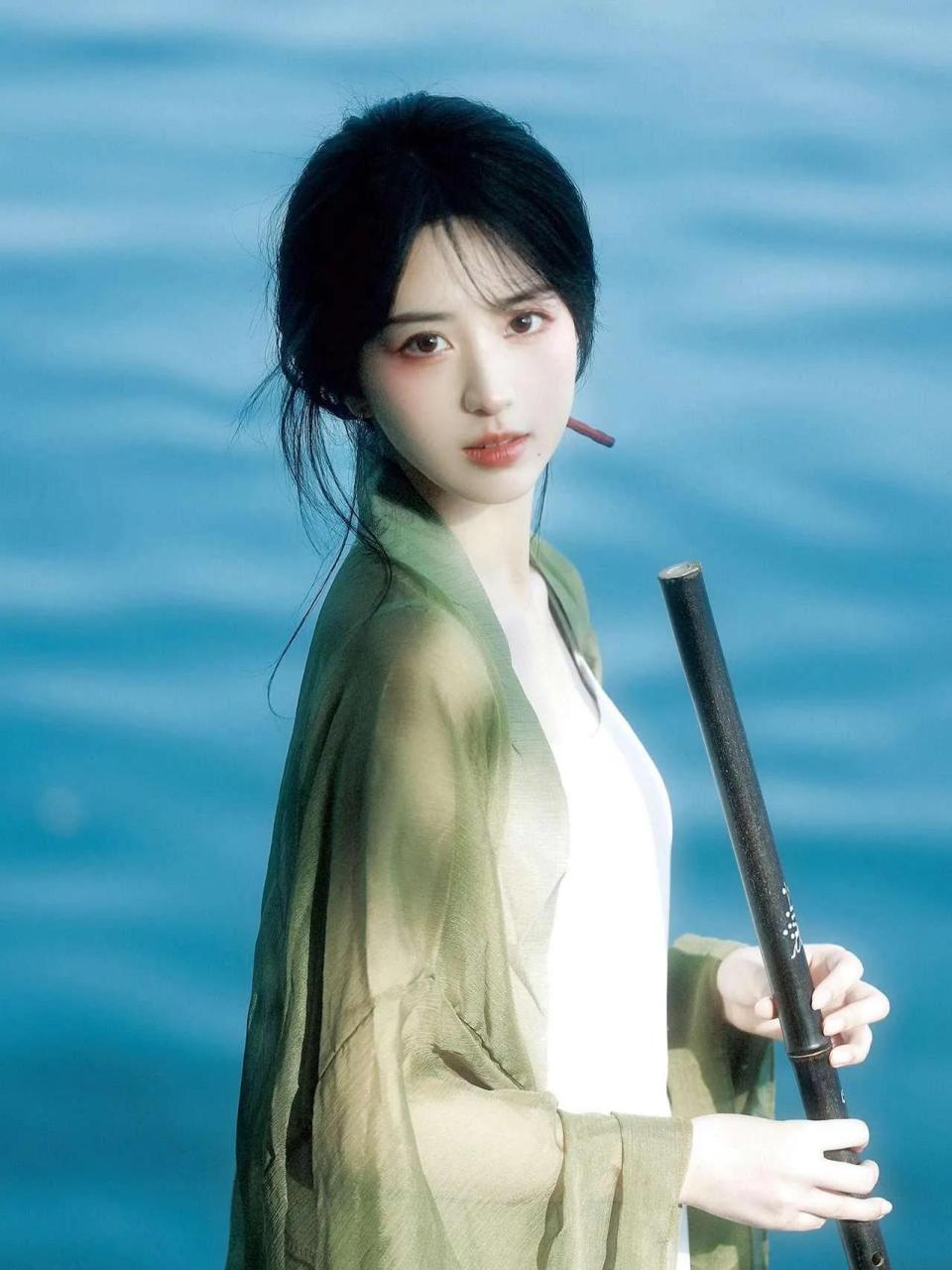 本是仙界的紫熏仙子,擅制香,后喜欢上白子画,成为堕仙,坠入魔道,但