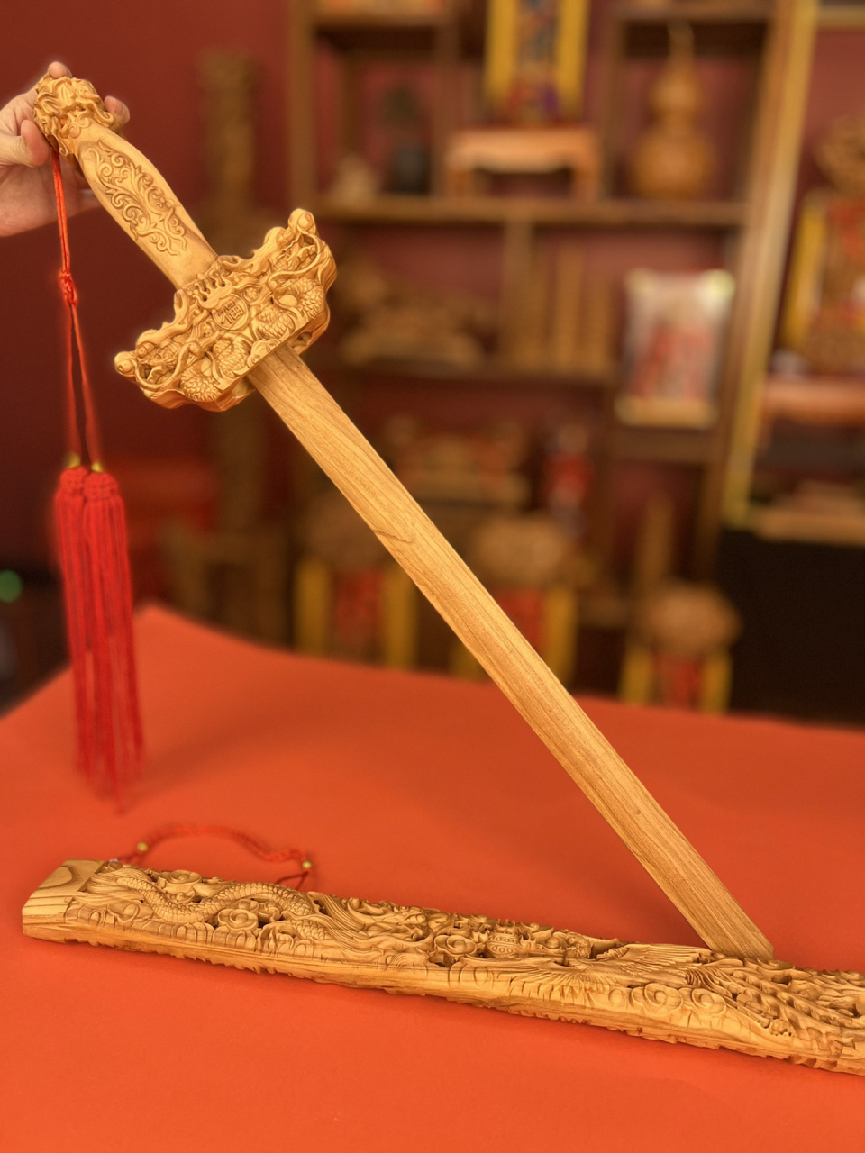 居不可无桃,桃木剑可以对着入户门或者窗户去摆放或者悬挂,可以更好
