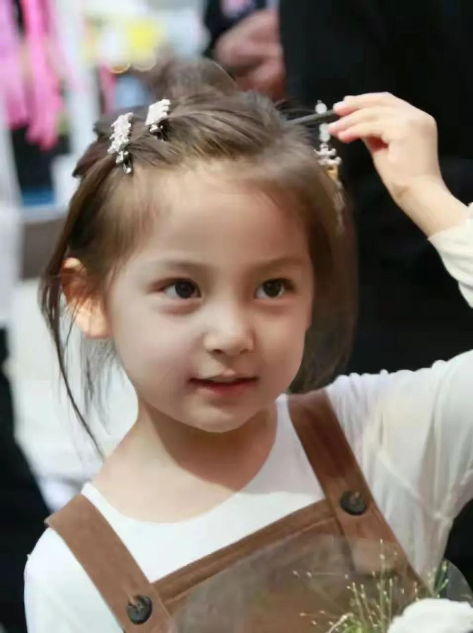 方太初这个小丫头漂亮又可爱,和刘亦菲配一脸,做她女儿刚刚好!