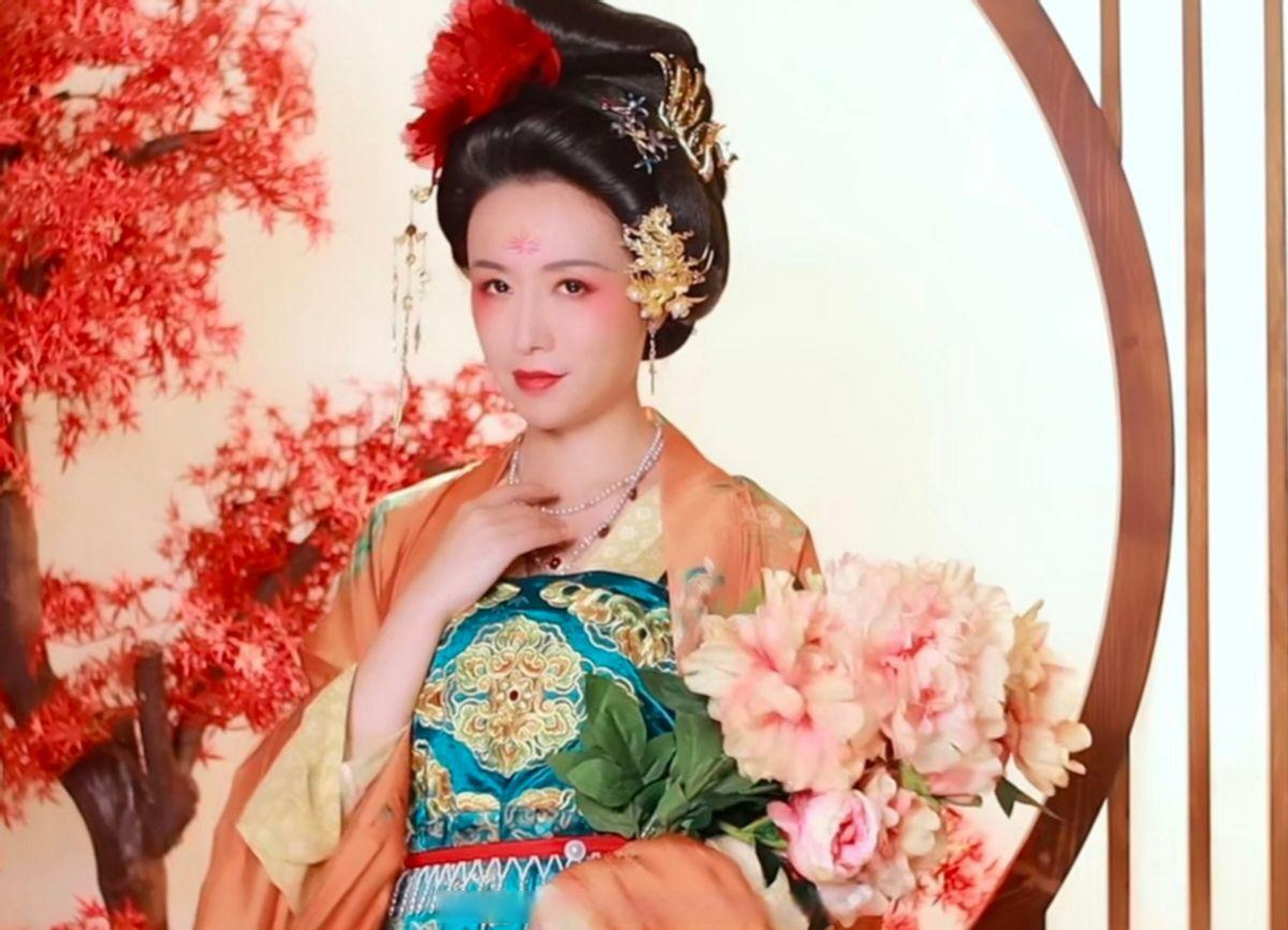 杜秋娘,她本是金陵的歌妓,有文采,擅歌舞.