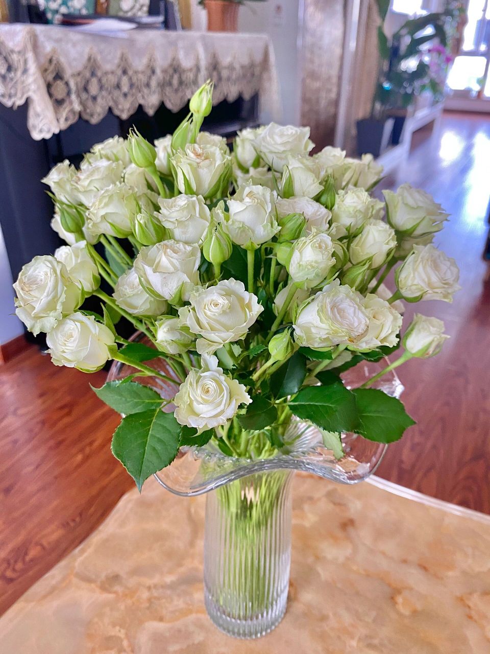 繁星泡泡多头玫瑰 繁星为白绿渐变多头玫瑰,花苞时期,整个花头被淡