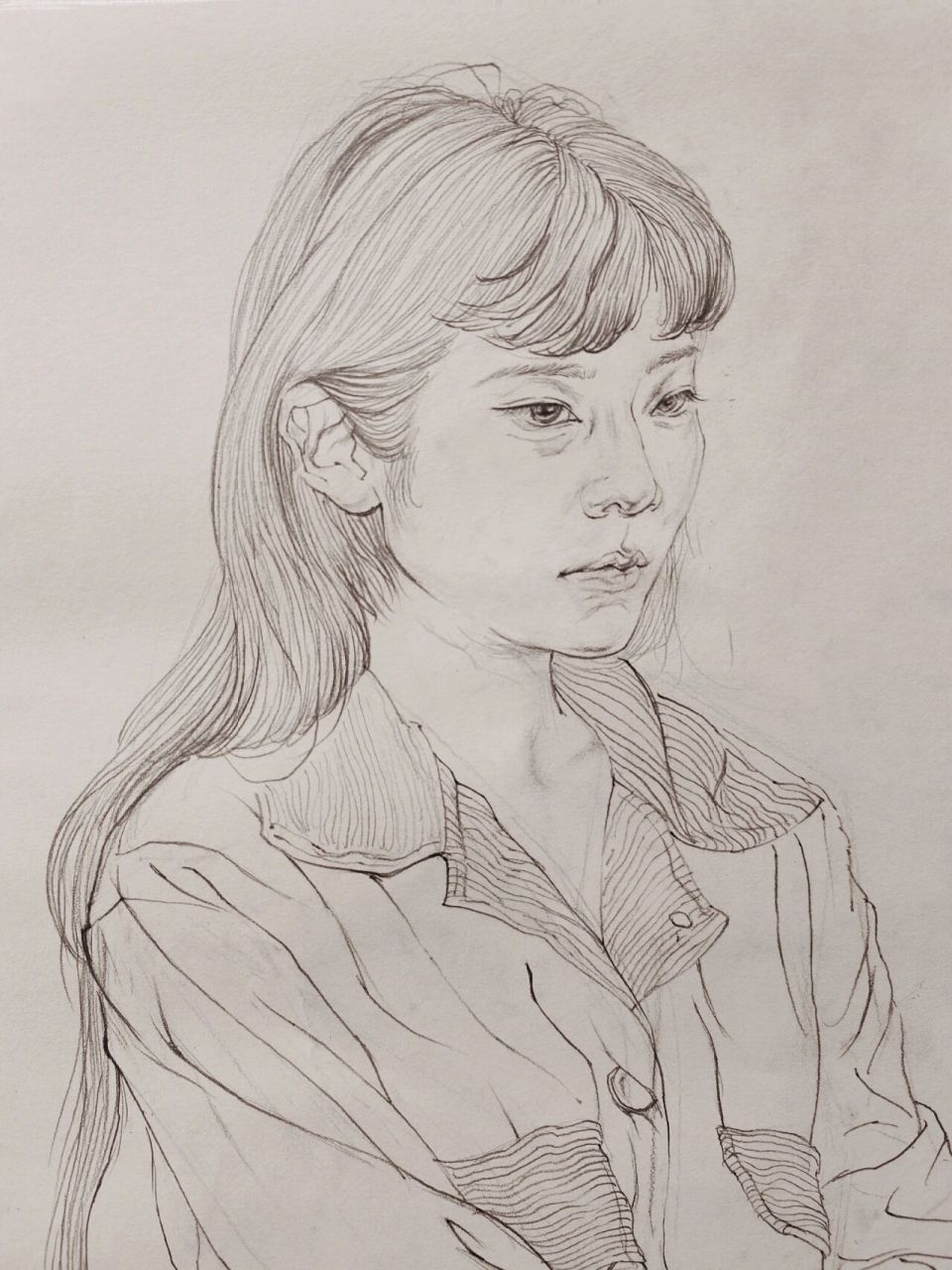 线描人物示范|女青年半身像 又来画漂亮女孩子啦～ 看到模特照片第一