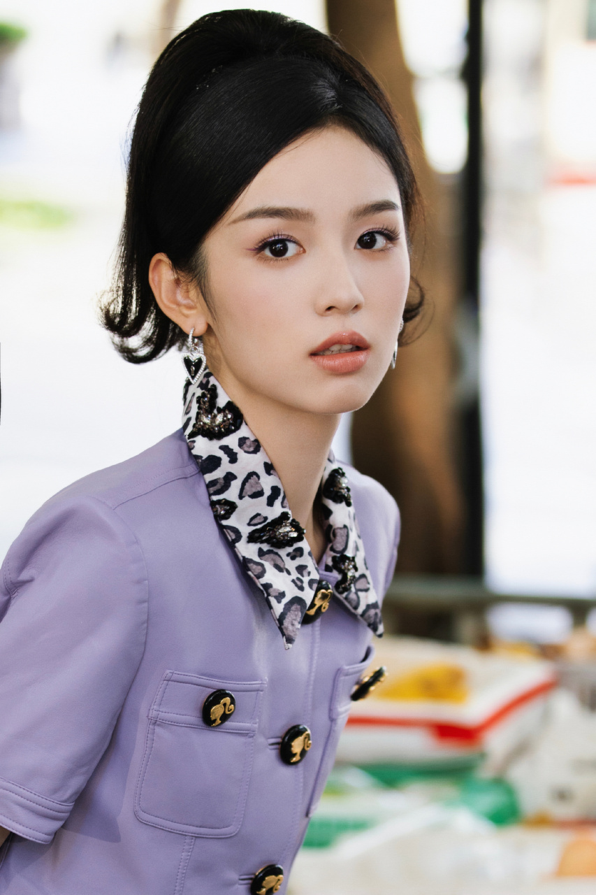 周也短发紫色穿搭甜美写真组图