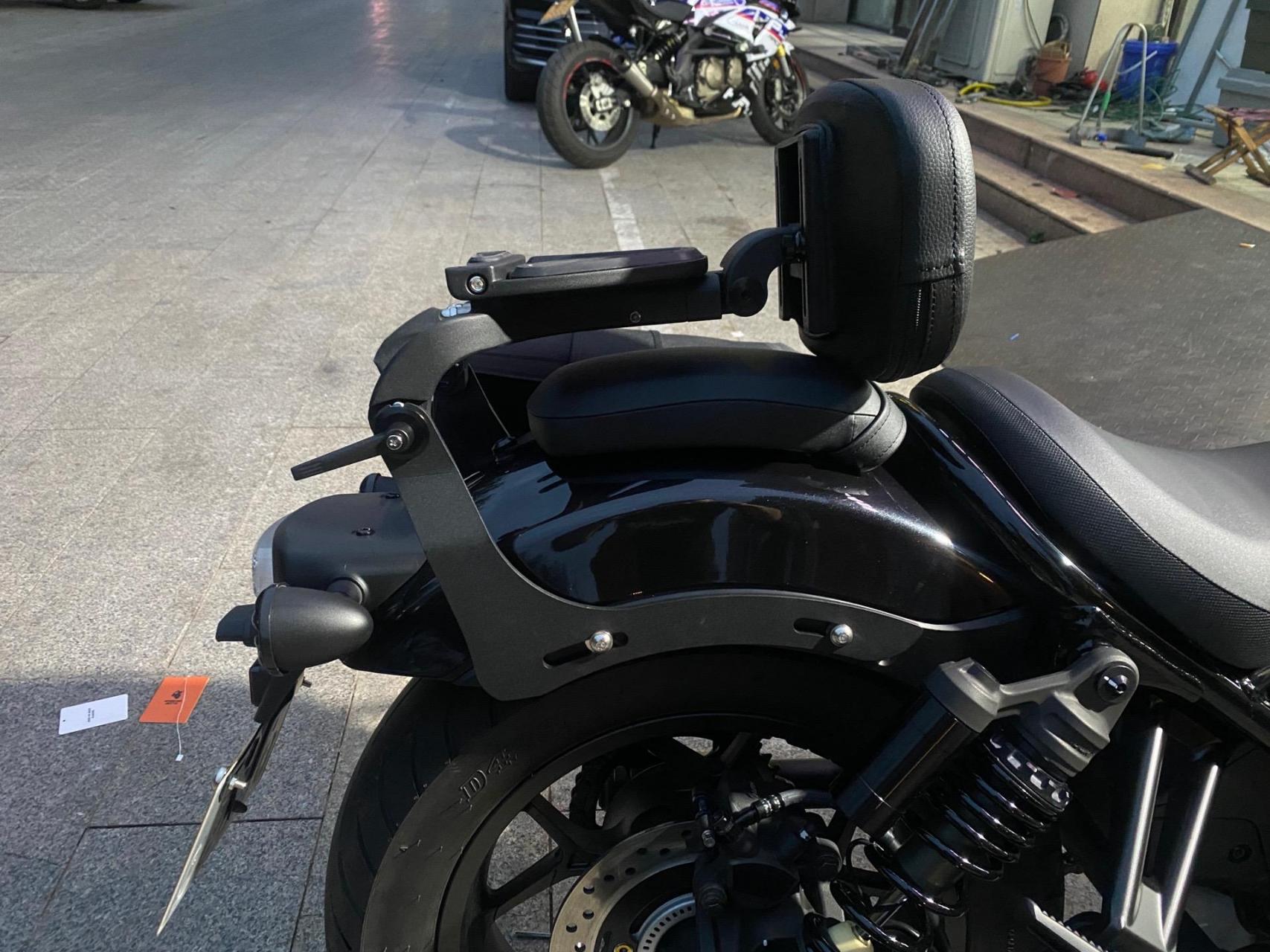 本田cm1100叛逆者,改装:风挡倒流罩,车把增高,靠背,边包.