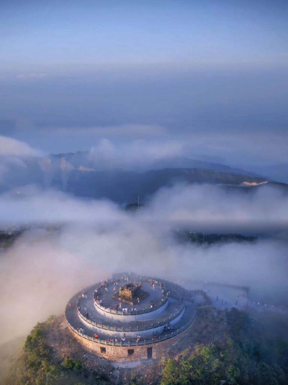 90古南岳回龙山是国家aaa级景区,资兴古八景之一,位于湖南省郴州