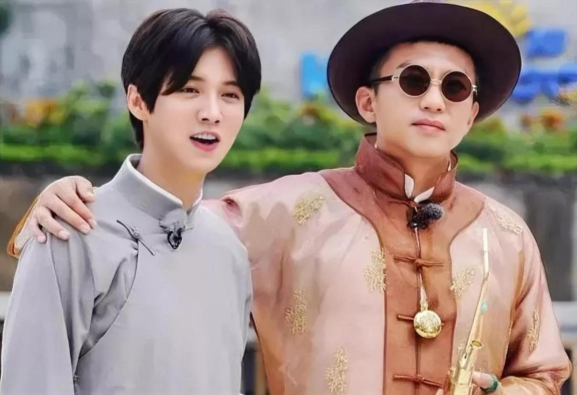 邓超喊话让鹿晗买单,他只需要负责吃好吃饱就行,而后,鹿晗的一句话