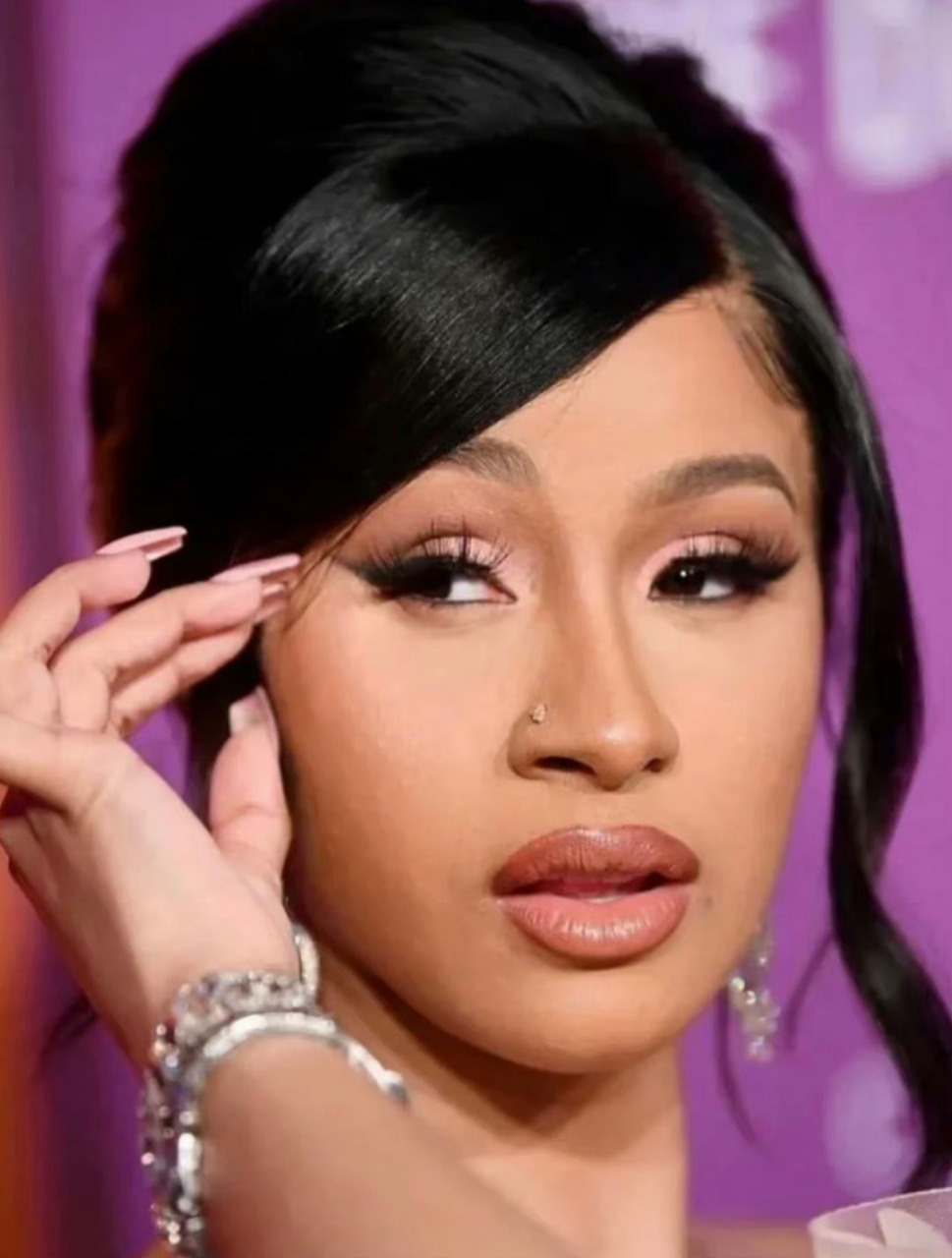 笑吐了 那英—中国人自己的cardib[跪了][跪了]  那英cardib撞发型