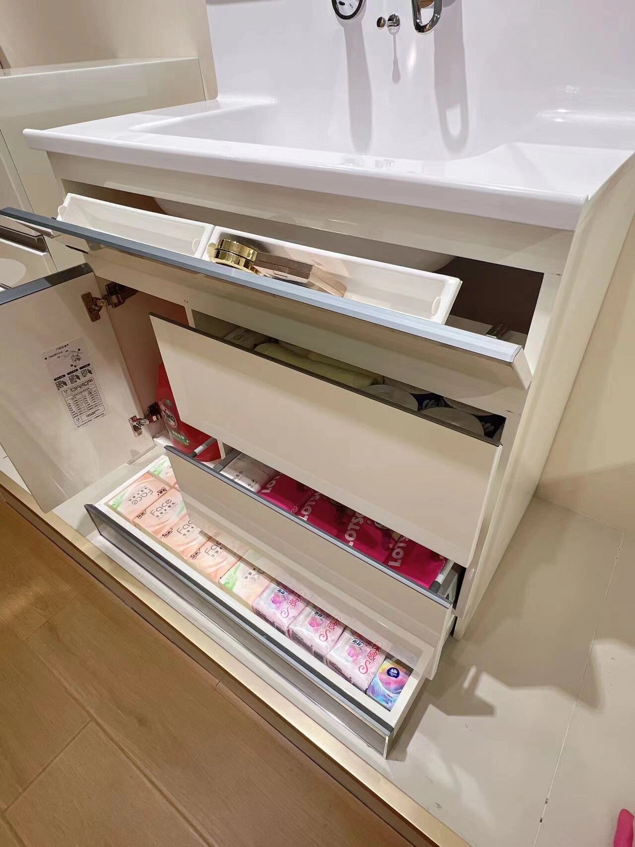 阪神浴室柜深圳店面 tc90浴室柜(带踢脚抽)