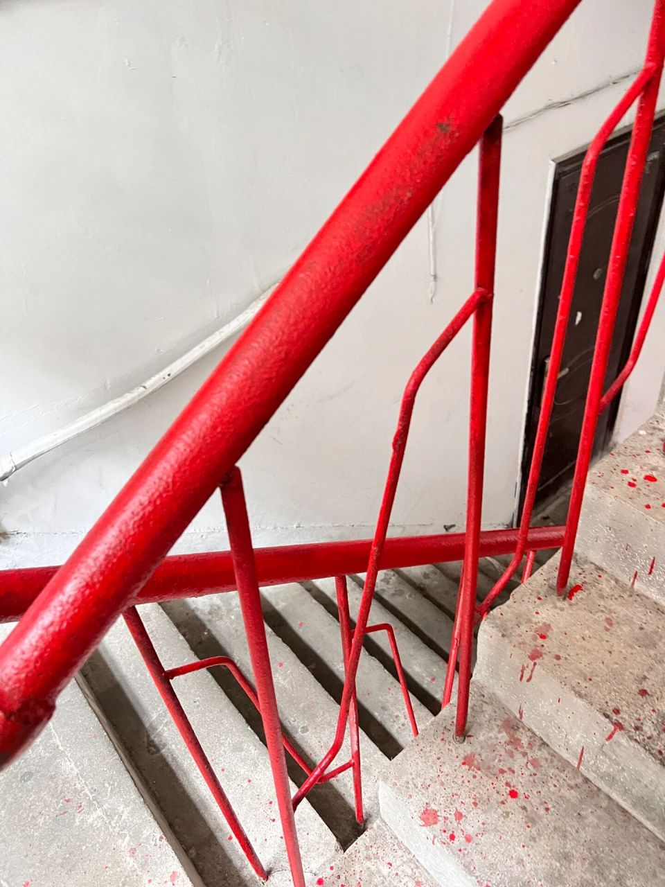 孕妇闻到油漆味真的很想吐 今天楼梯扶手全部刷了新油漆.