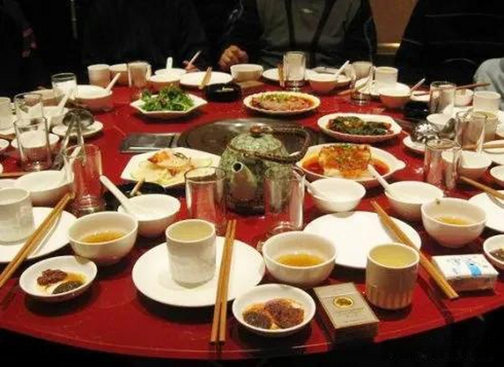 昨天晚上我参加了他的同学聚会,在吃饭过程中,他一个同学的举动快把我