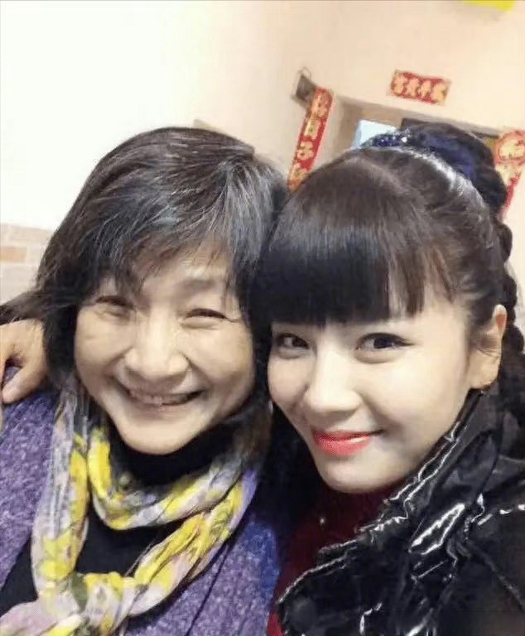 演员郑佩佩去世# 刘涛发博悼念郑佩佩:"很难过,最亲爱的佩妈永缘哪