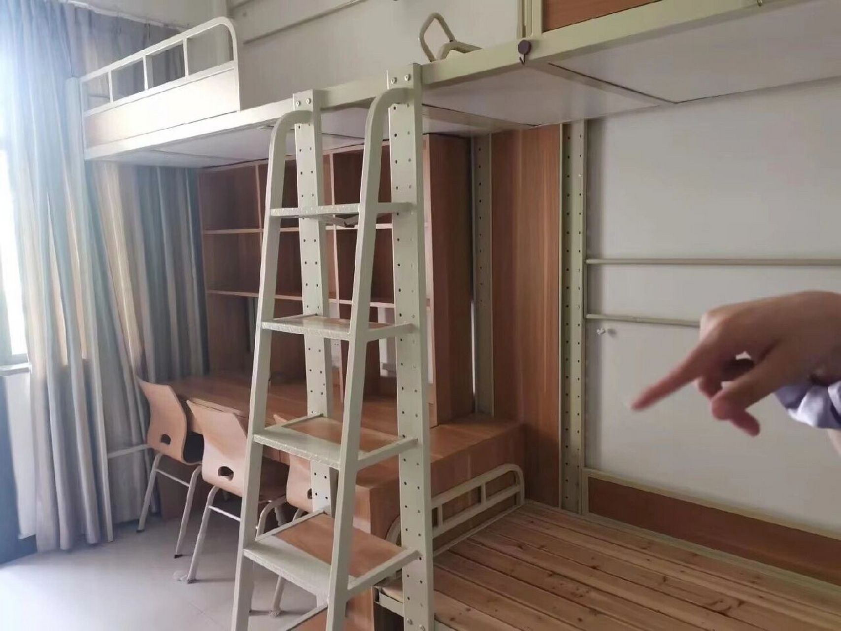 杭州医学院宿舍         杭医六人寝,还是和不错的哦,多几个室友对一