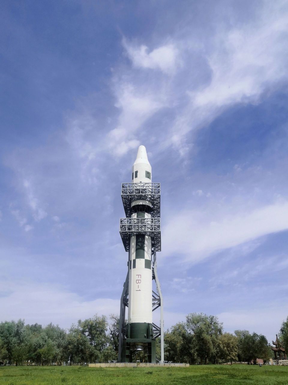 酒泉卫星发射中心一日游 当开车进入场区时,讲解员说这里属于军事基地