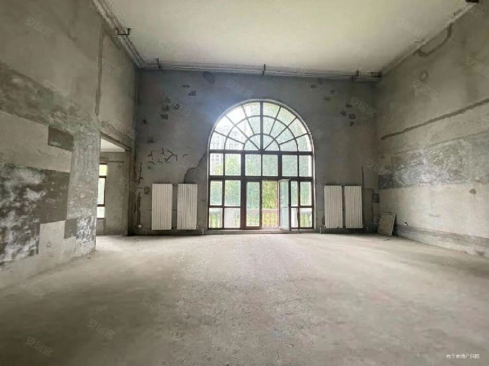 汇锦庄园毛坯独栋别墅,小区中心位置,使用1880平米,花园500平米.