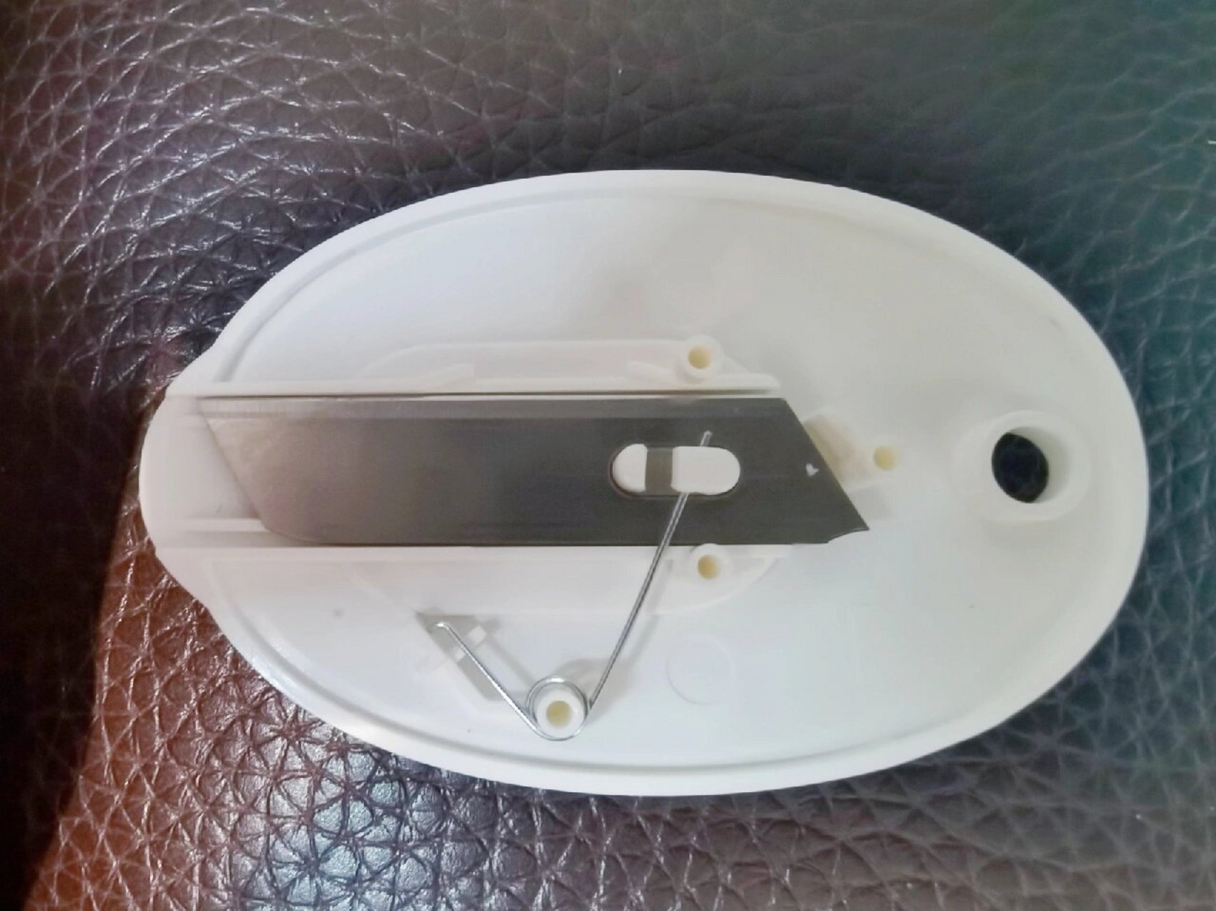 得力迷你小刀内部构造 一定要拍个照留存,因为不知道下一次散开又是哪