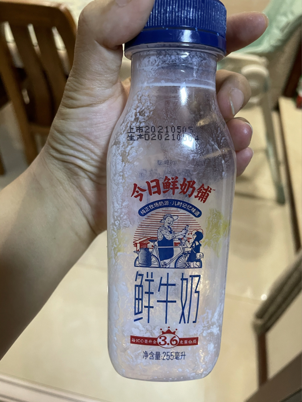 新希望鲜牛奶有颗粒状挂壁是什么原因 有人知道这是什么情况吗?