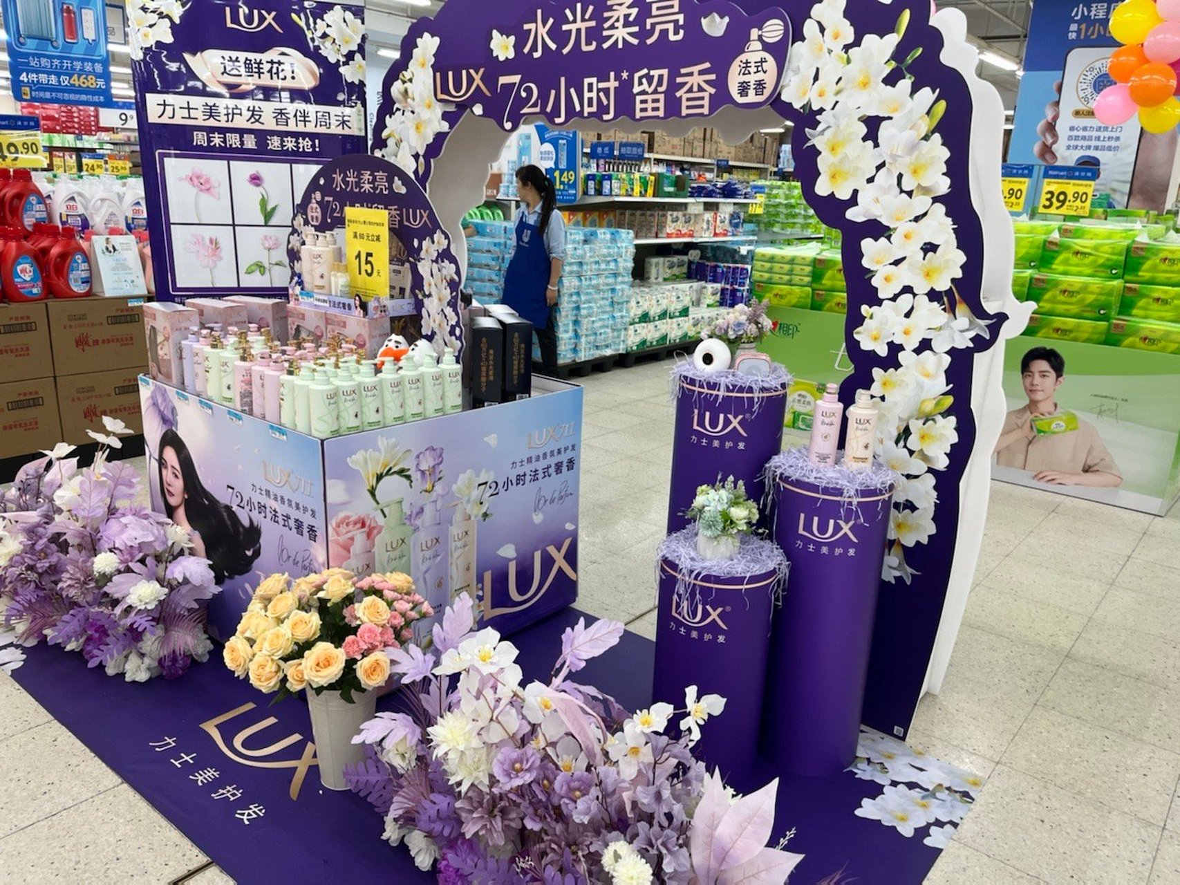 杨幂# 尾巴一个箭步赶去打卡拍照～#杨幂力士洗护发大中华区代言 