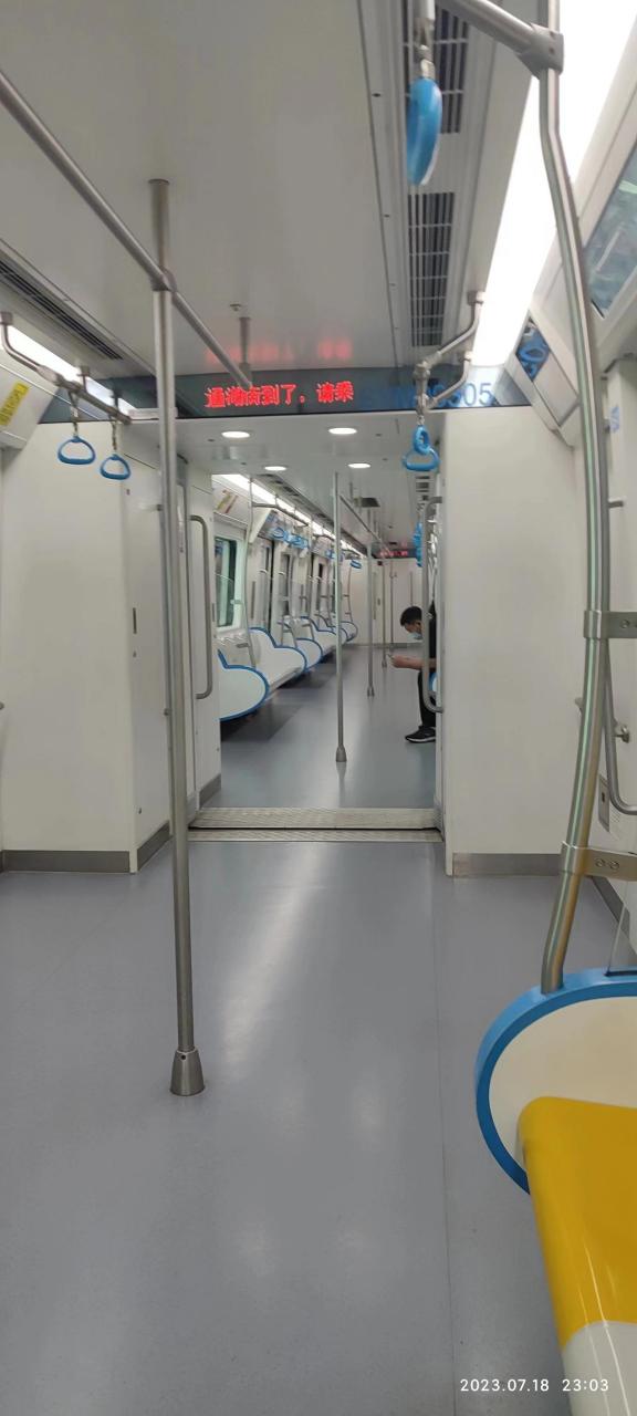 晚上11点左右沈阳地铁9号线就没啥乘客了,当到曹仲车站乘客更少了,出