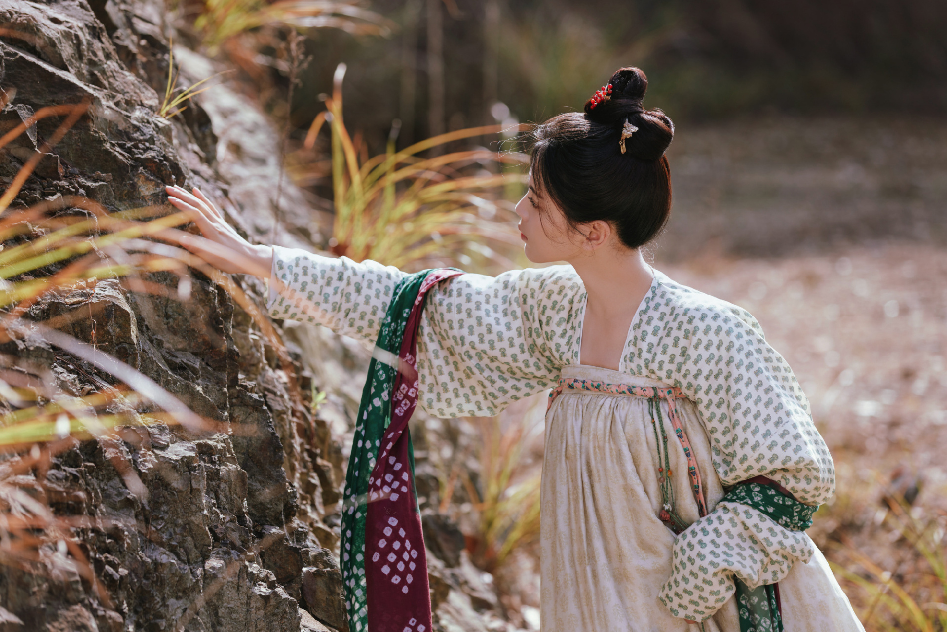 杨超越《微雨燕双飞》九宫格古风剧照