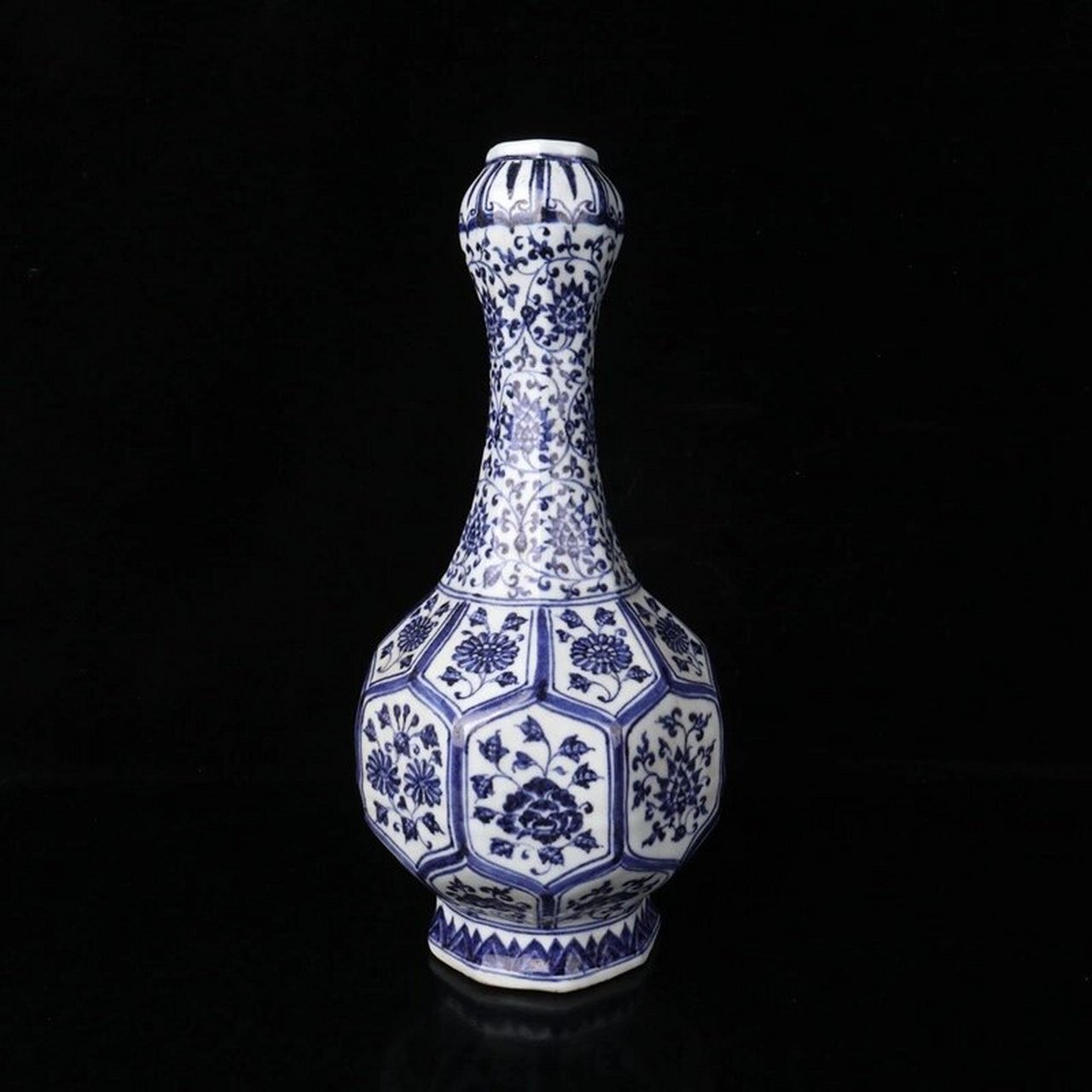 明代青花缠枝莲纹蒜头瓶一对 明代青花缠枝莲纹蒜头瓶一对#博物馆奇遇