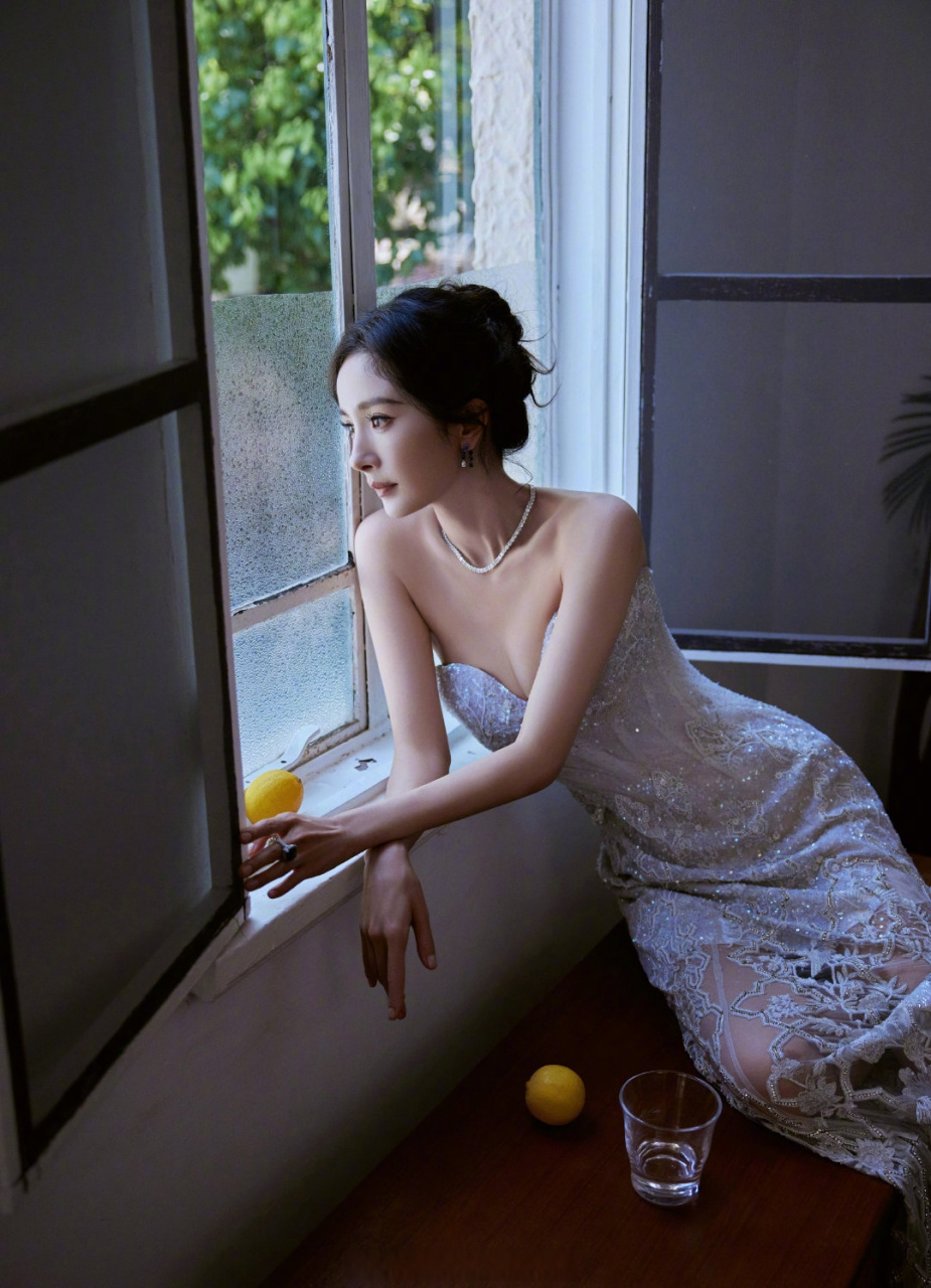 杨幂这组照片好美,高度还原美貌值,腰细腿长,明艳动人.