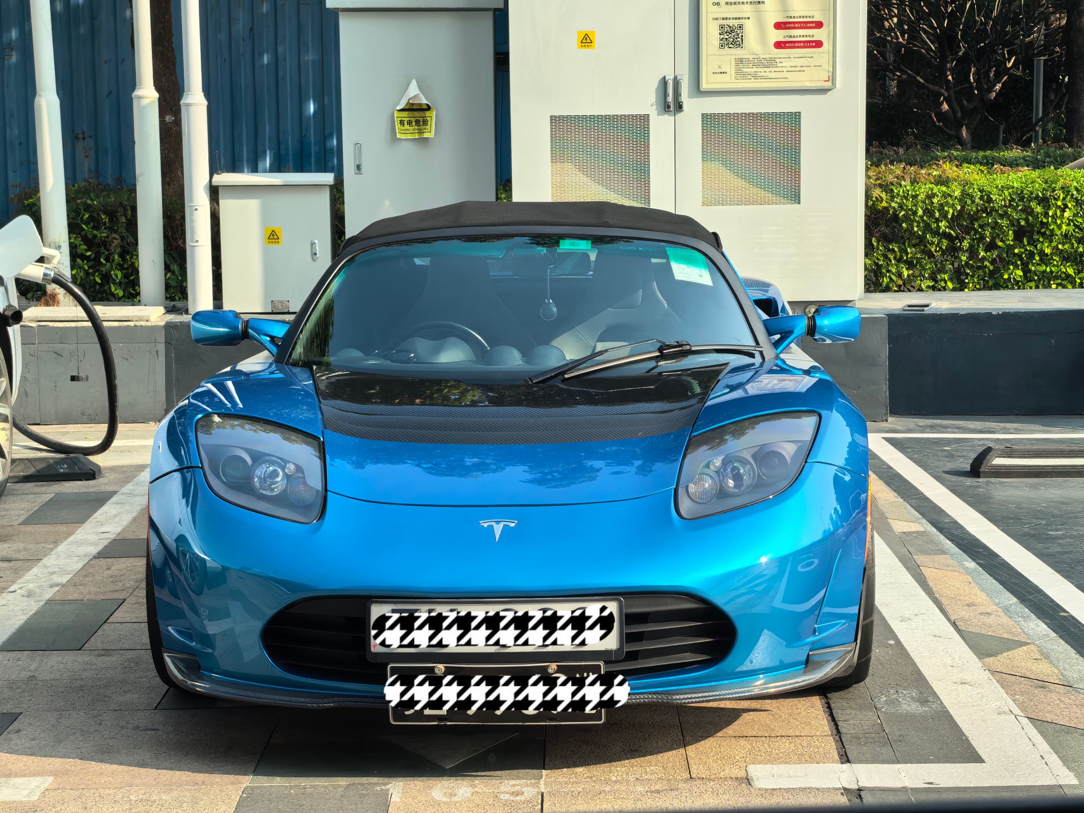 前两天拍到的,特斯拉第一款车 roadster,2008 年上市的,到今天也 17