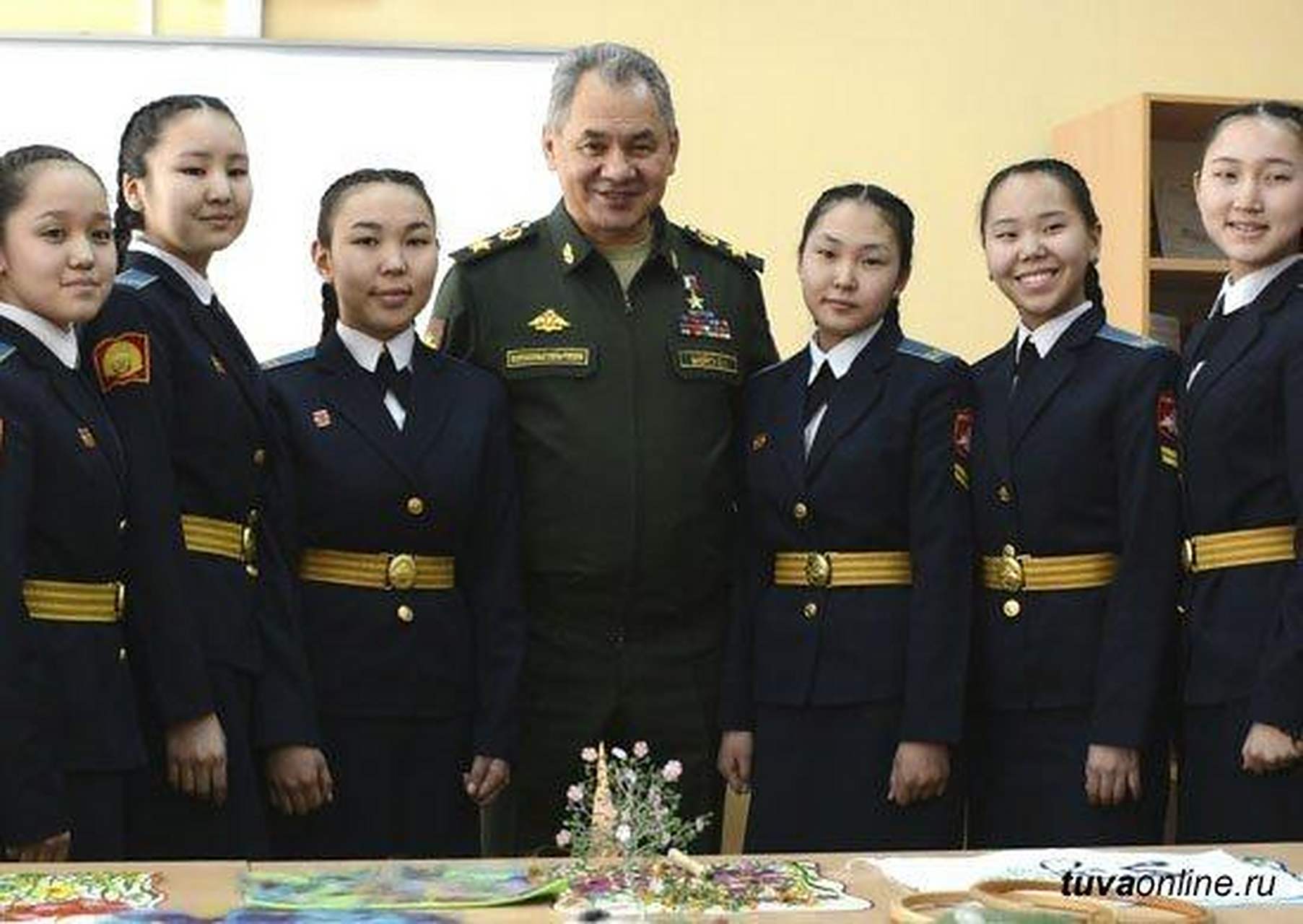 俄罗斯少年军校建设是一个好传统,除了受到部长的重视,也一定少不了