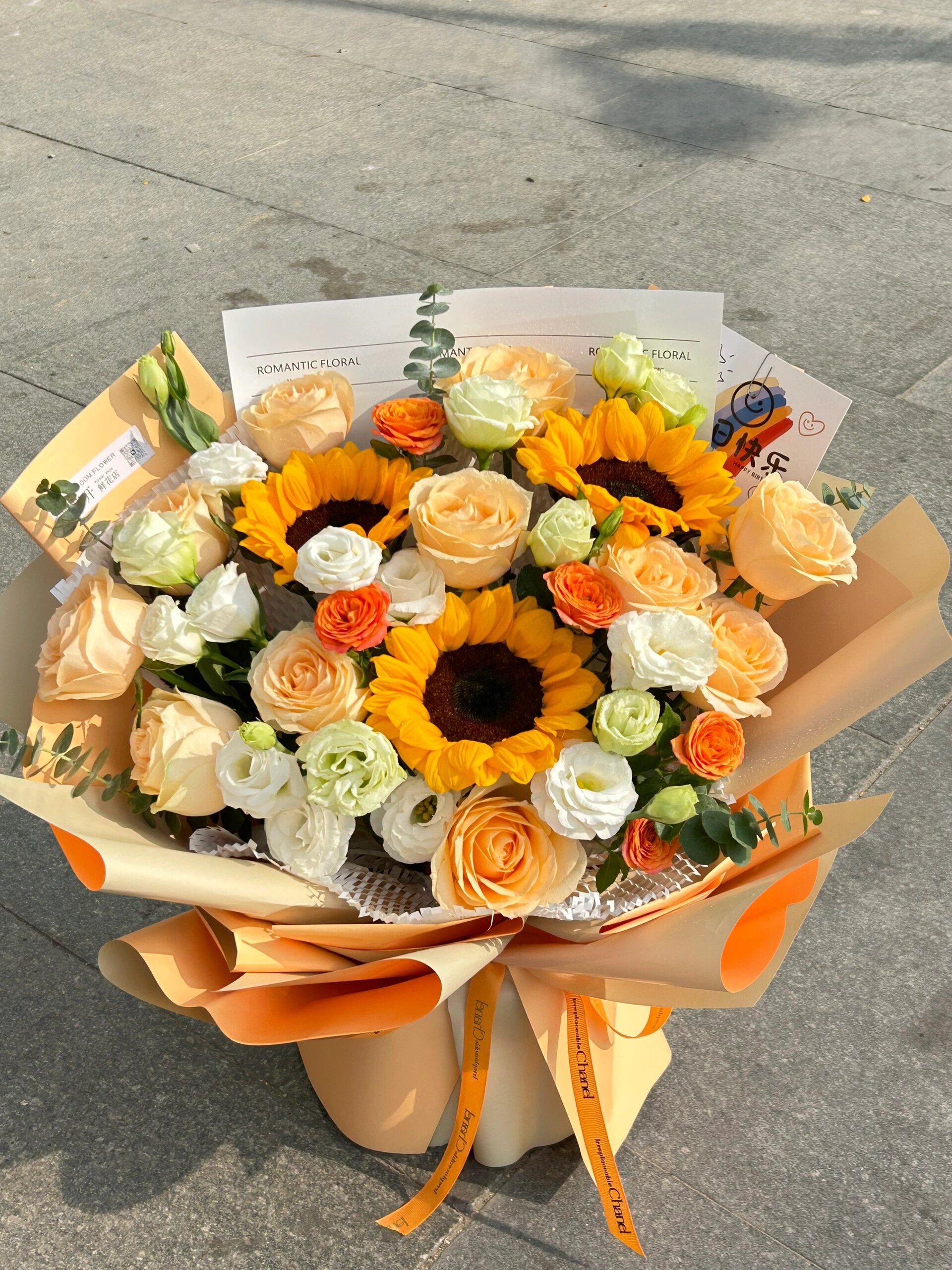 适合各种场合的向日葵混搭花束 花店的姐妹们店里最常备的应该是