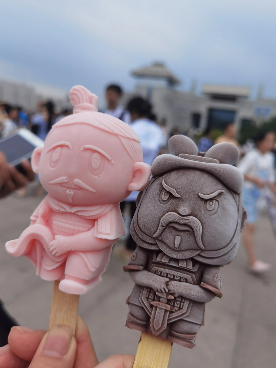 兵马俑雪糕哪种最好吃 来了兵马俑尝一支兵马俑雪糕 景区一进去就有卖