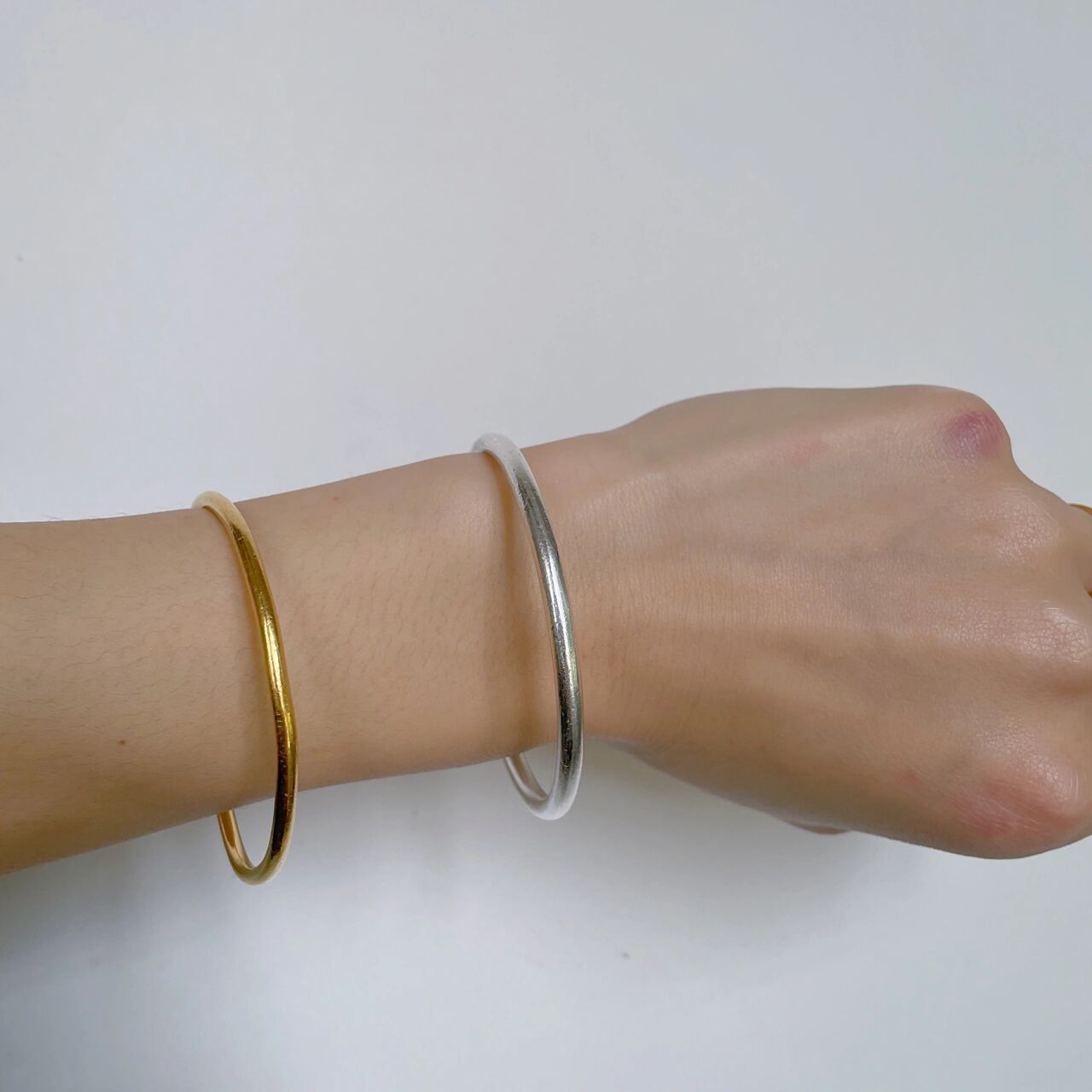 22克黄金手镯和20克的银手镯 都好喜欢,但是只能戴一个