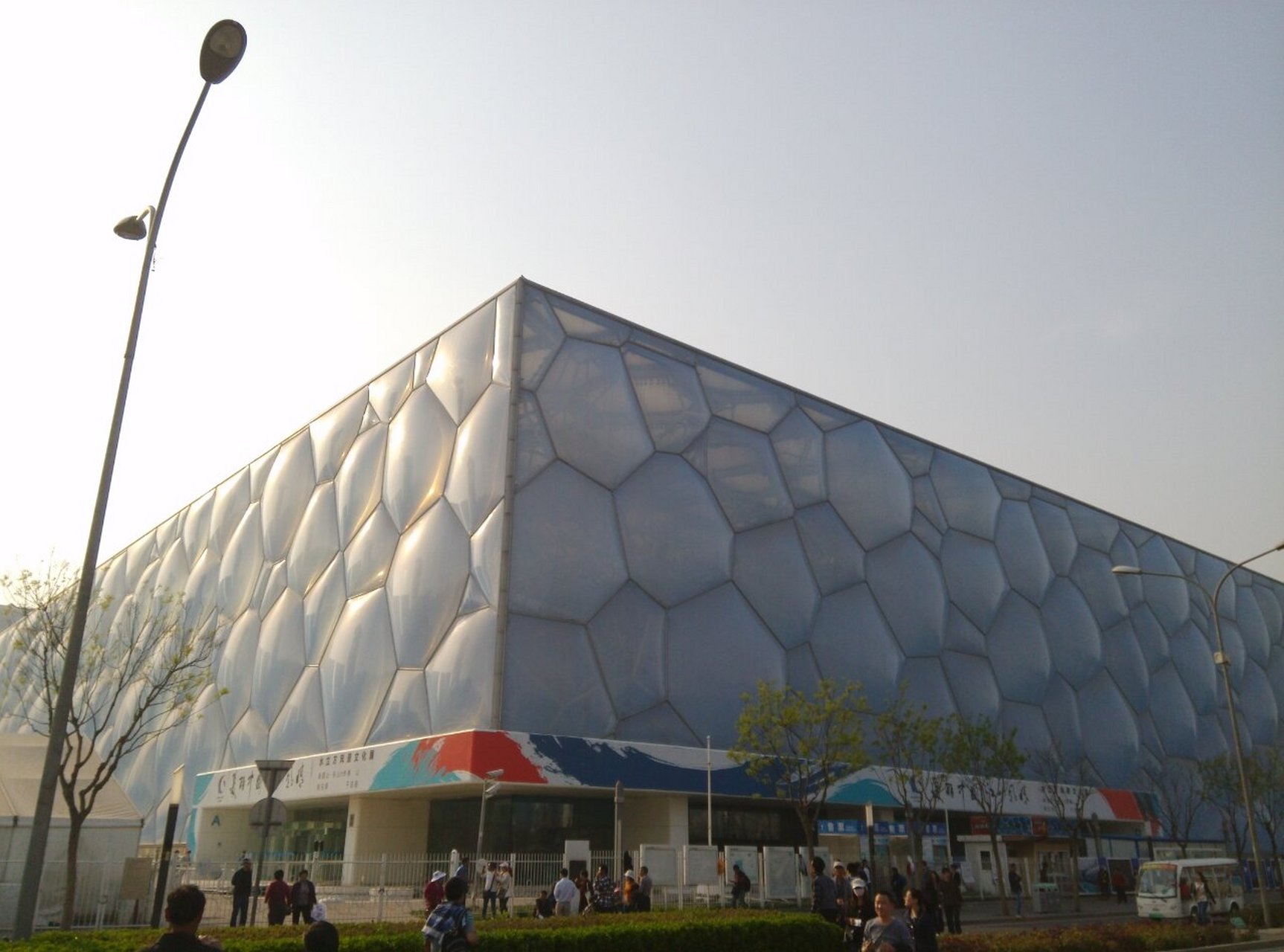 北京水立方位于北京奥林匹克公园内,是2008年北京奥运会的主要场馆之