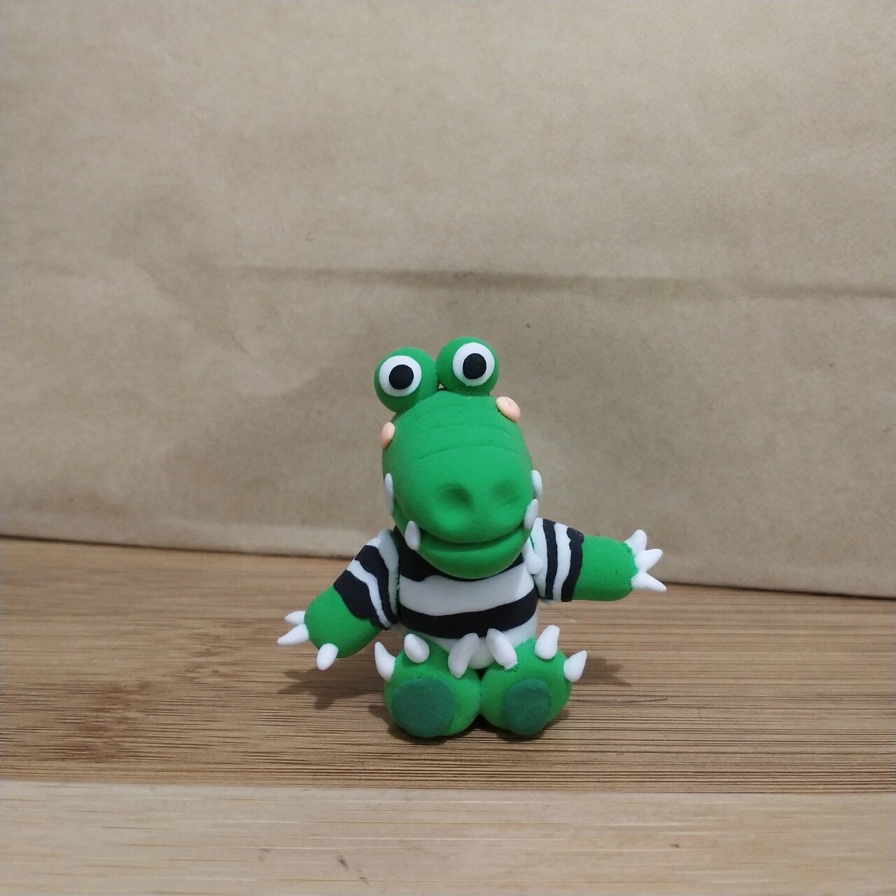 超轻黏土---鳄鱼宝宝 穿着黑白条纹的鳄鱼宝宝!