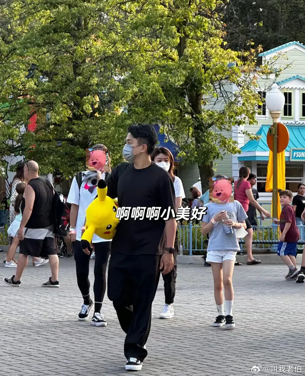 小糯米长得真的很像杨幂小时候,这身穿搭也莫名很杨幂,腿尤其像