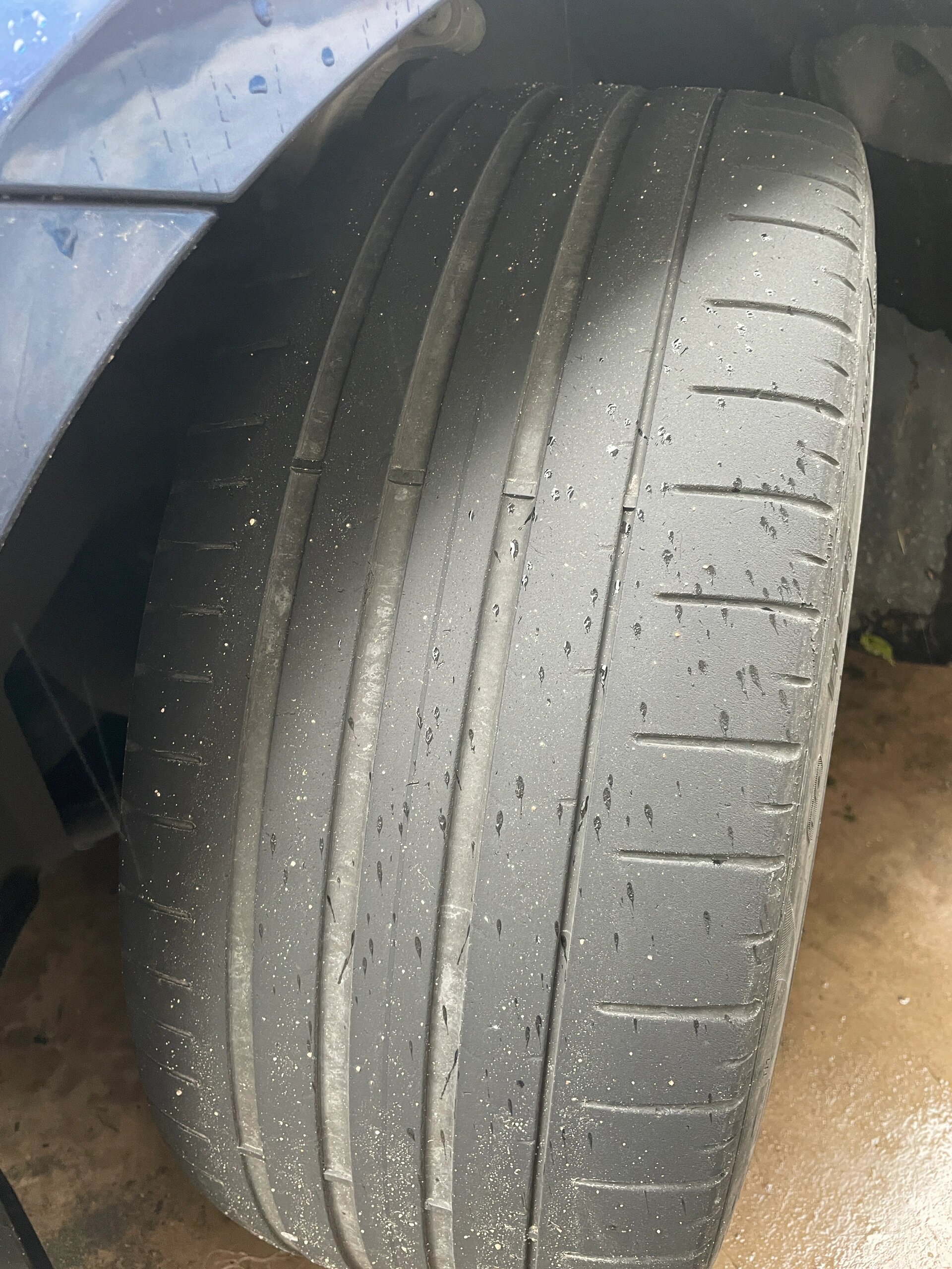 特斯拉model3米其林轮胎 开了快3年了,72000km,前段时间同时两条胎扎