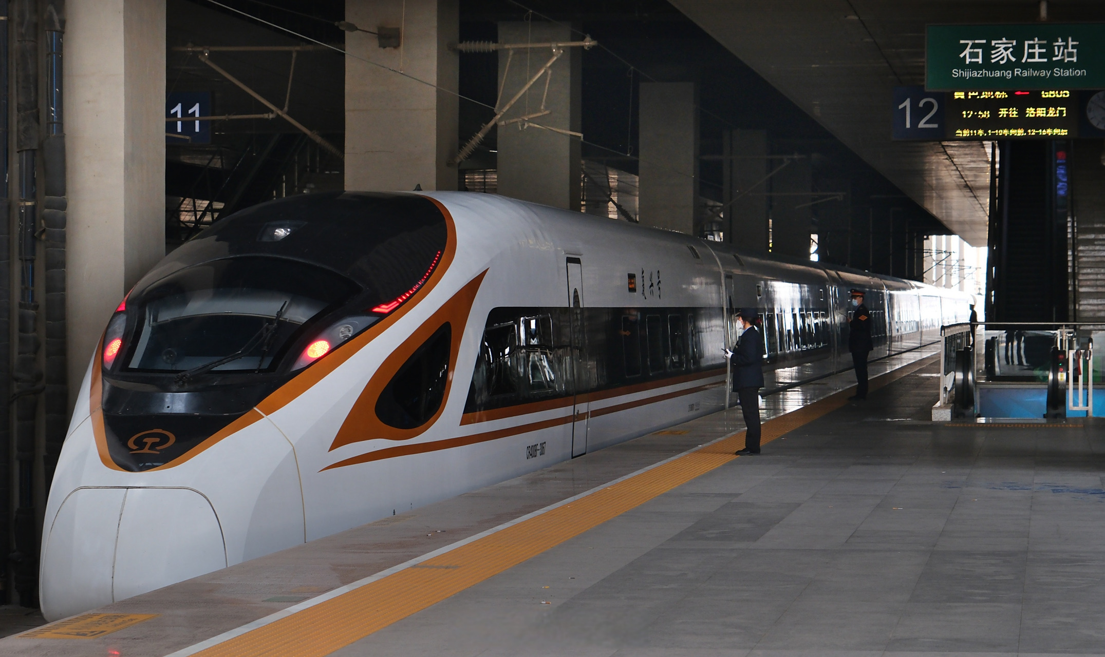 【2023年首趟天津直通香港高铁列车发出】4月1日,由铁路天津客运段值