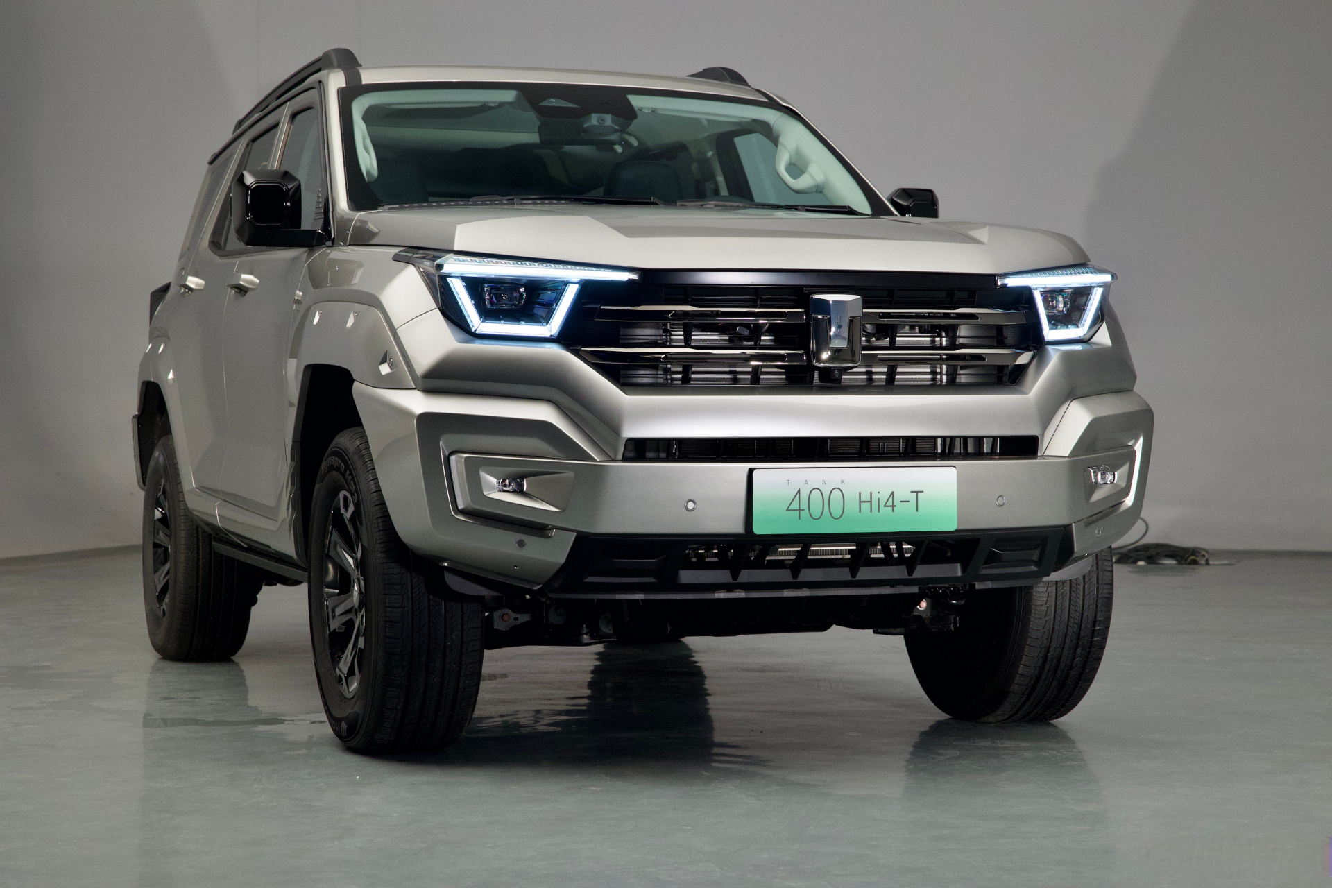 都市机能越野suv,实拍坦克400 hi4-t,先给大家分享一组美图!