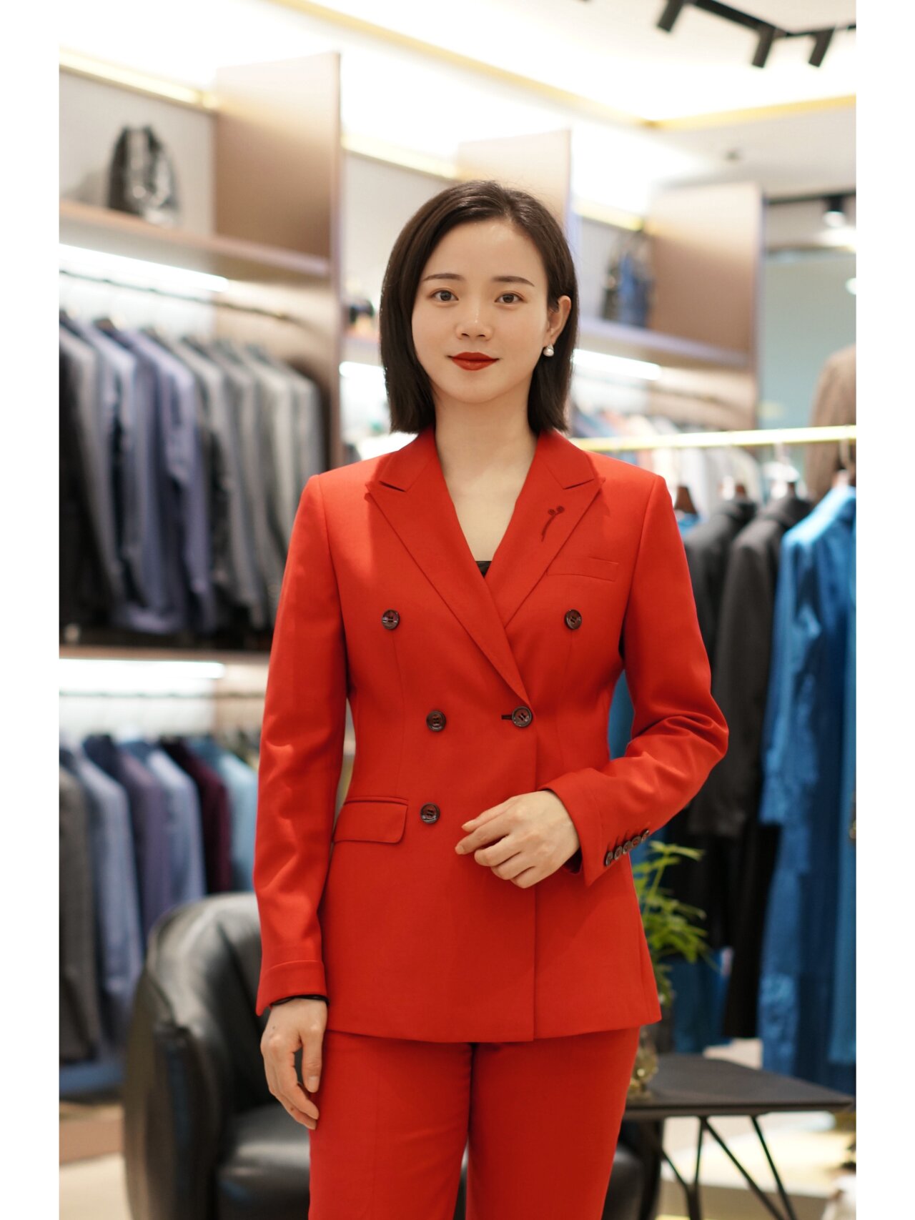 女士红色西装:时尚与力量的完美结合