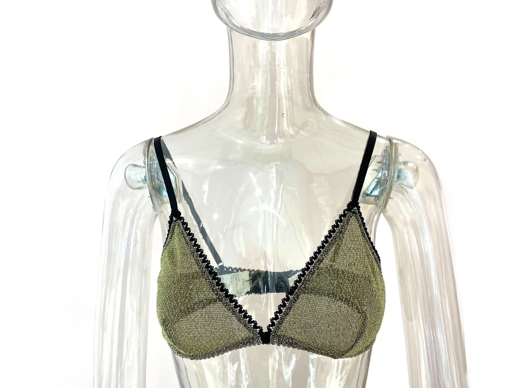 很多美女会遇到小胸的"尬"事94 罩杯93合不合适,由胸型和具体的