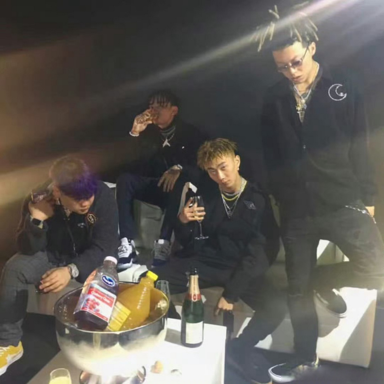 p分享了higher brothers旧照!