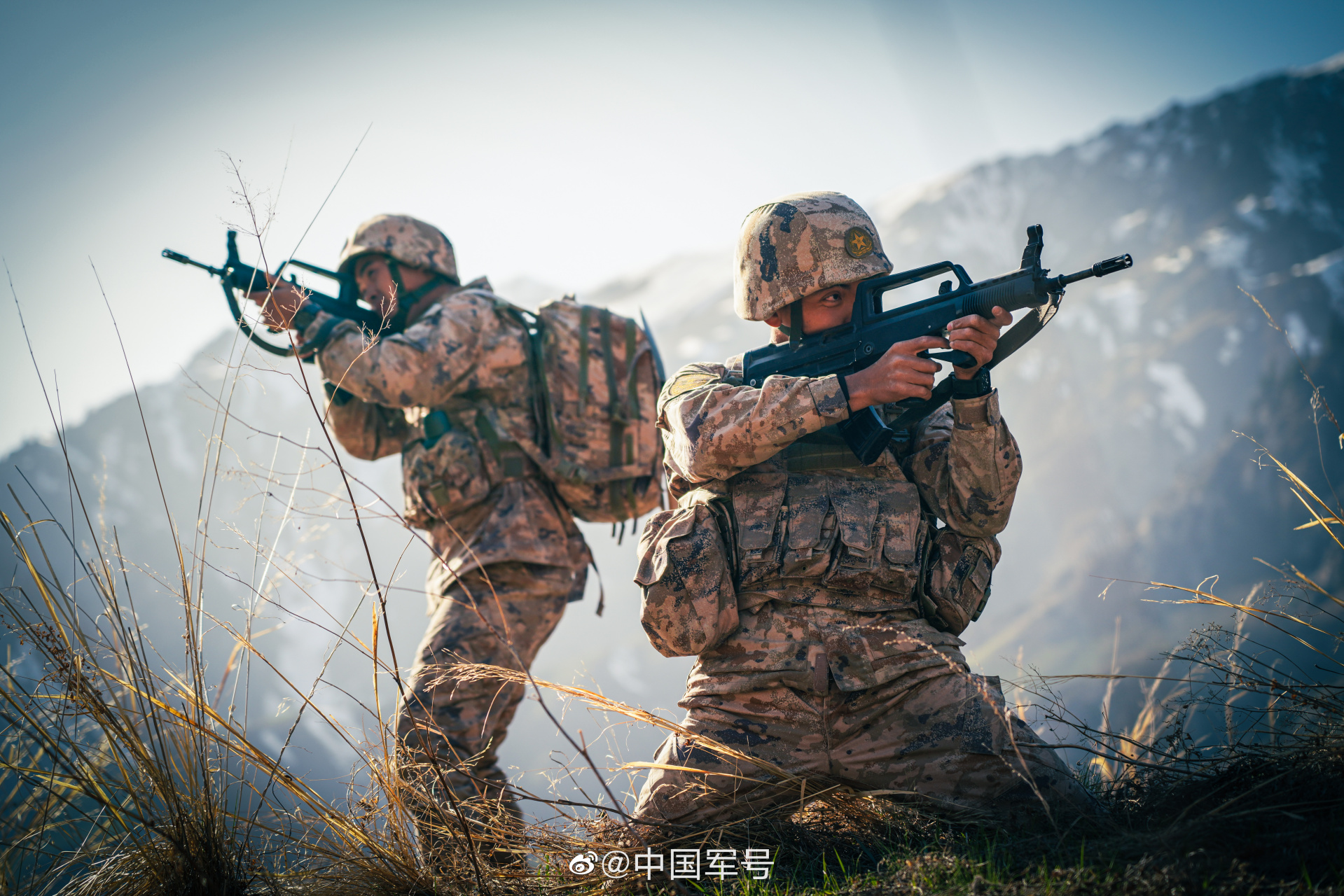 看边防官兵英姿飒爽护国门[得意]】近日,新疆军区阿拉马力边防连组织