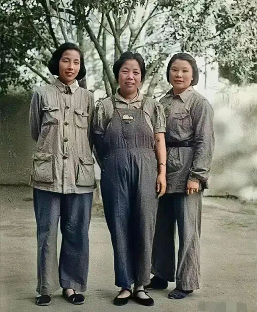 这是1944年,陕北延安,左起,浦安修,邓颖超,康克清三位伟人夫人的合影.