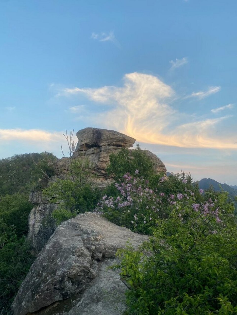 扯袍峪上人头山 扯袍峪人头山在秦岭北麓,因山顶有一巨石,从远处看