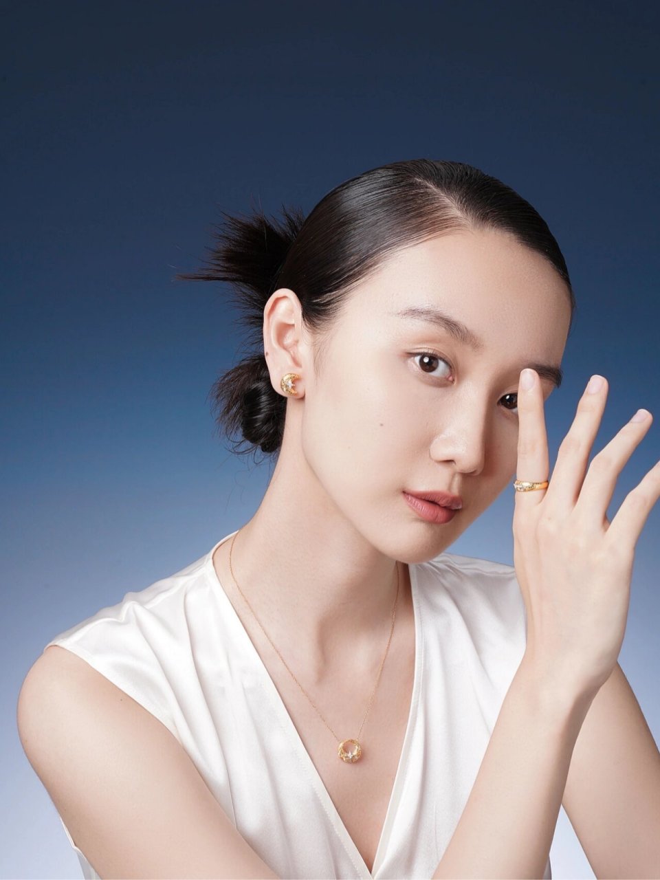 我们设计师借取了这颗cx330 	 为他设计了