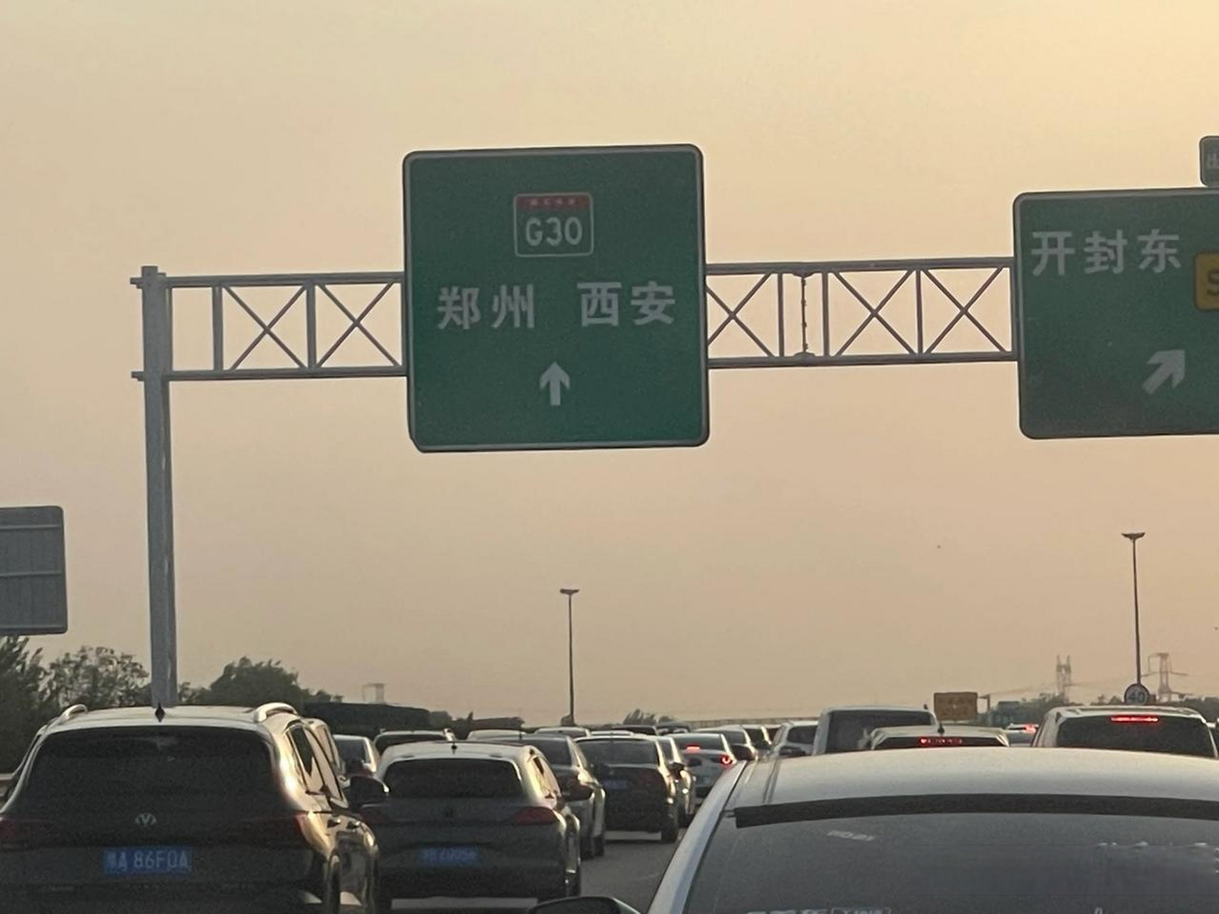 刺激的事5月2号下午16:30连霍高速开封到郑州段,四车道车辆缓慢行驶