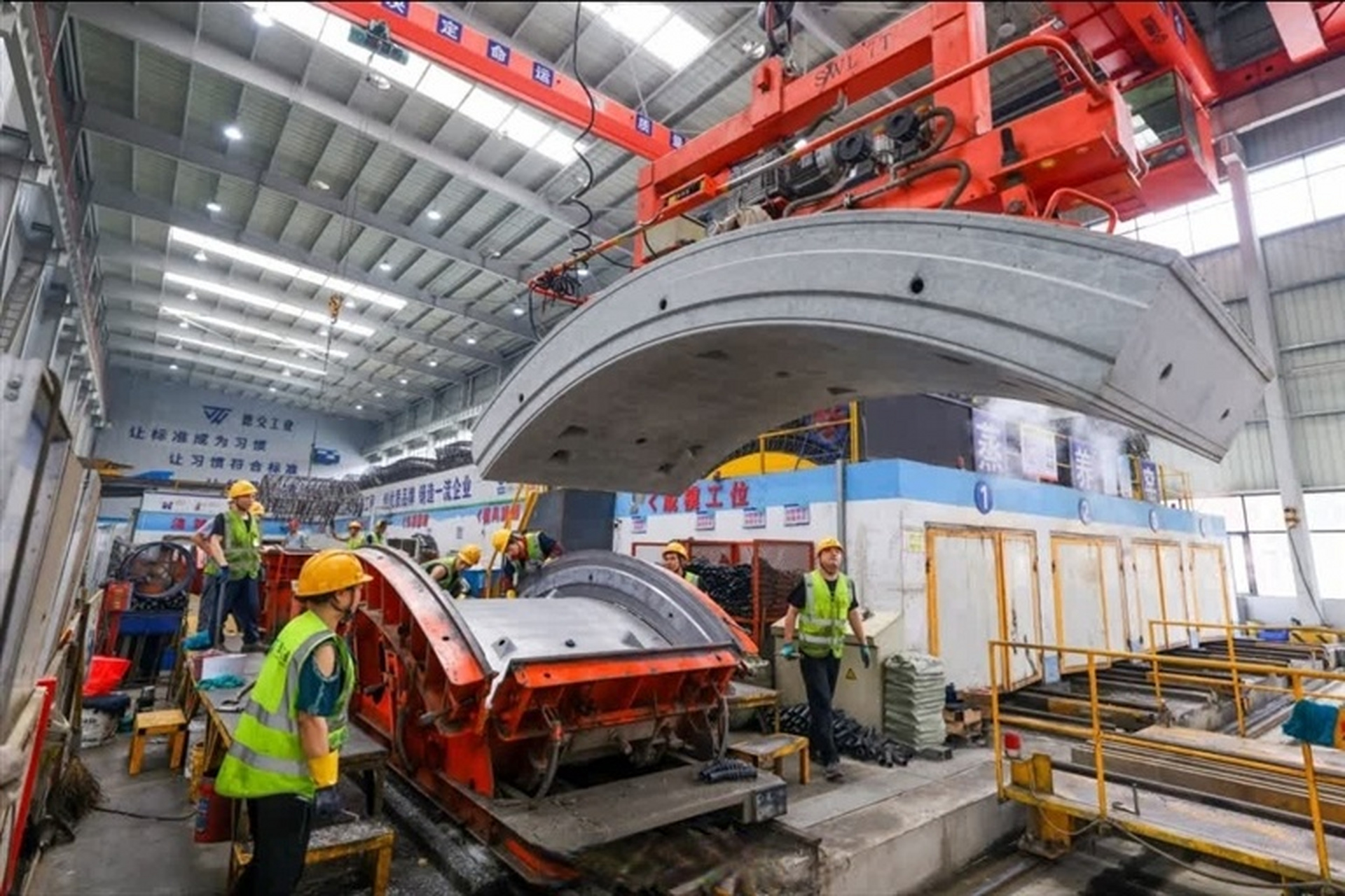 【地铁管片生产忙】#看德清# 近日,位于舞阳街道下柏村的德清绿色建筑