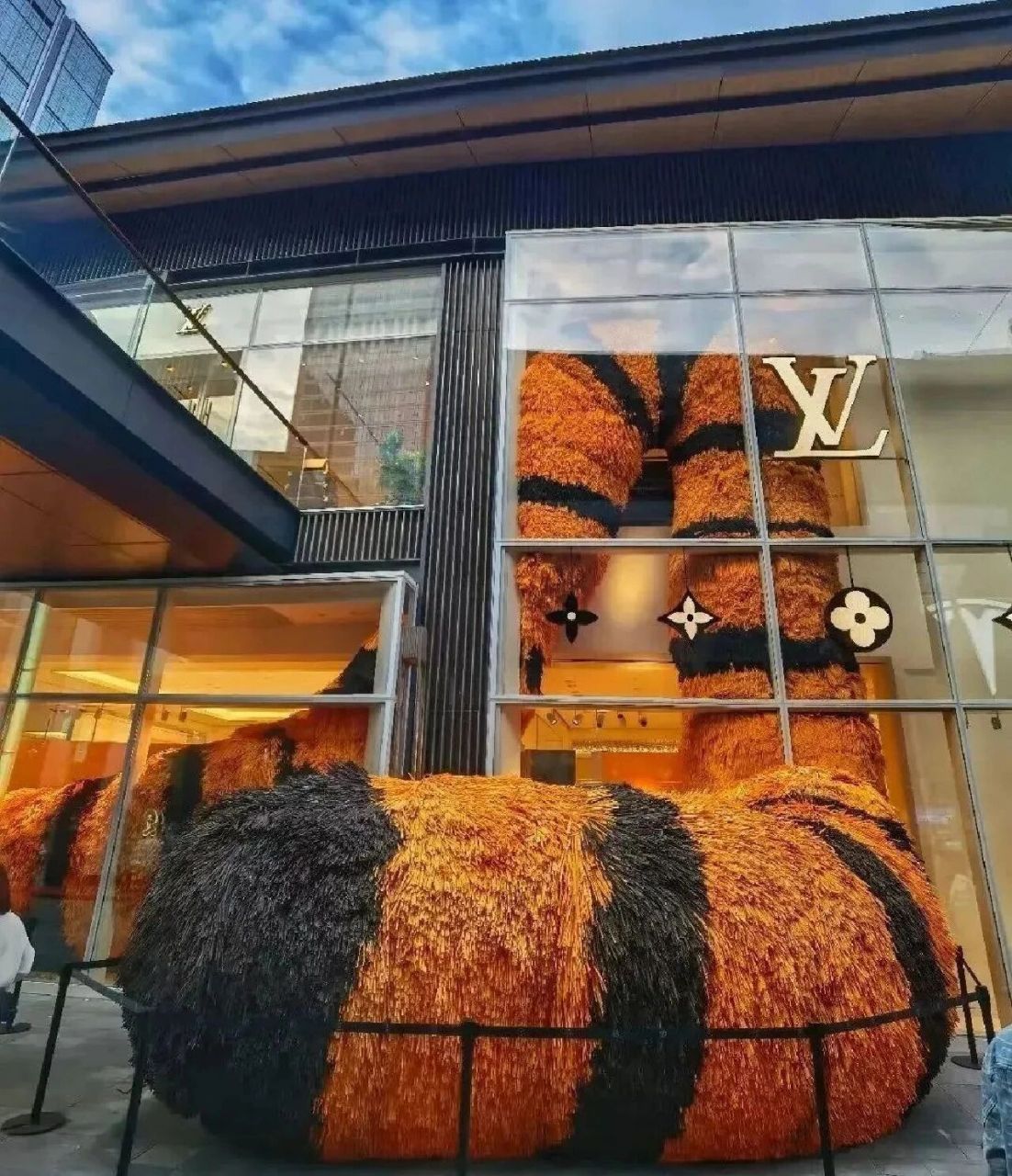 奢侈品店创意门头分享,惊艳用户的第一感观 门头设计是品牌一个很重要