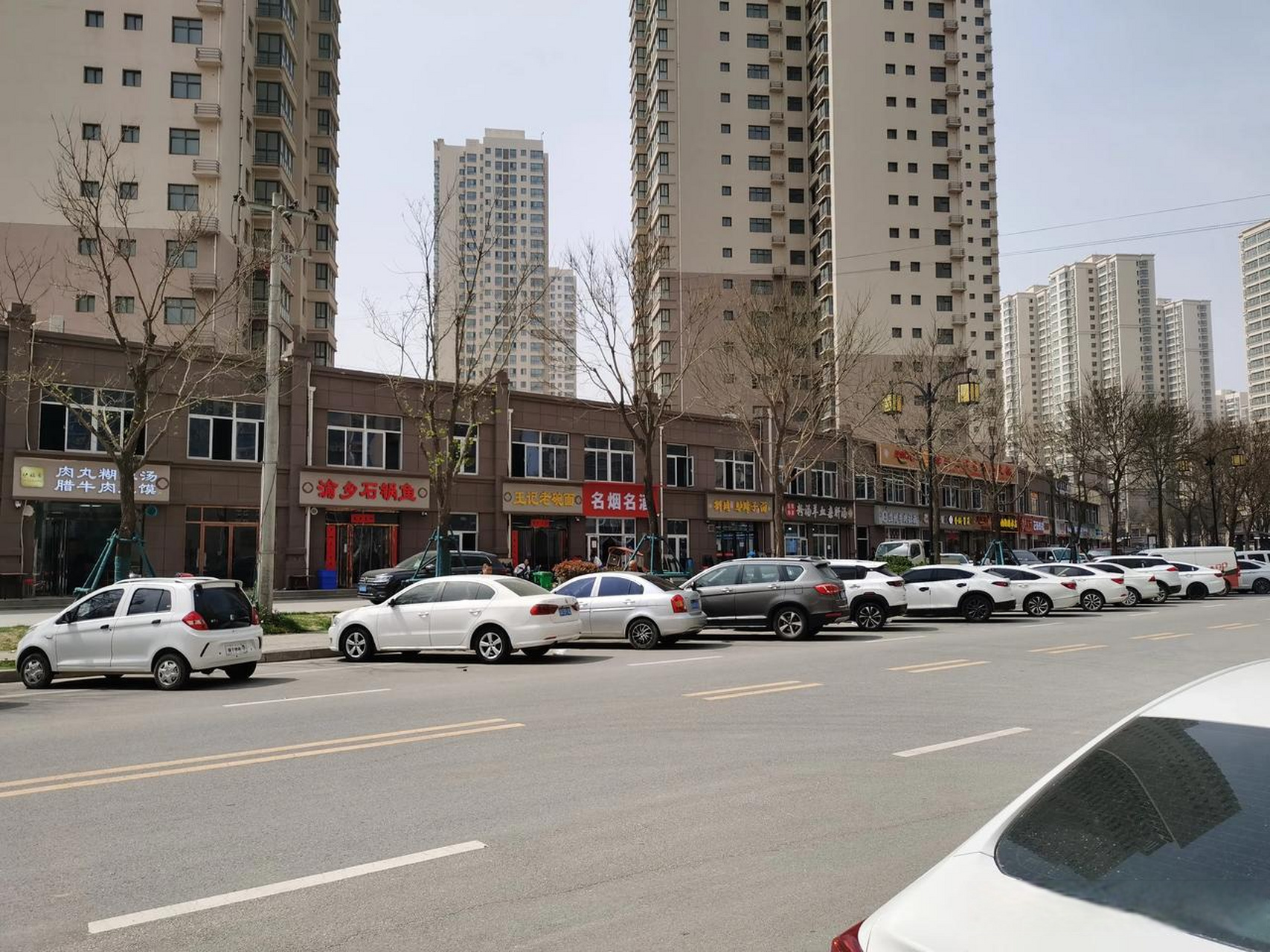 安置房社区——崇文佳苑,目前这边应该是泾河新城人气最旺盛的地方了