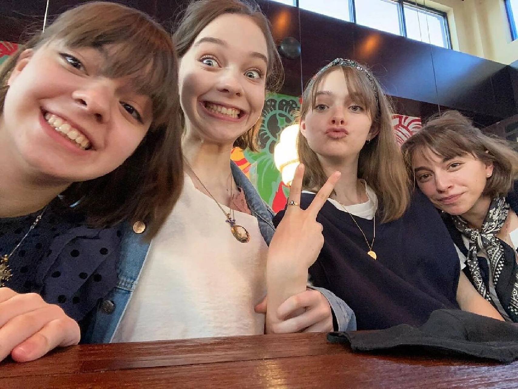 表情丰富多彩多姿的小狼女emma myers 看了星期三后觉得小狼女很有