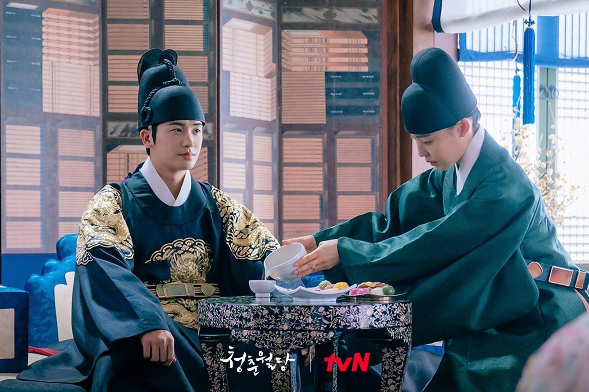 尹钟硕# 主演tvn新月火剧 公开剧照.   该剧讲述陷入神秘诅咒的王世子