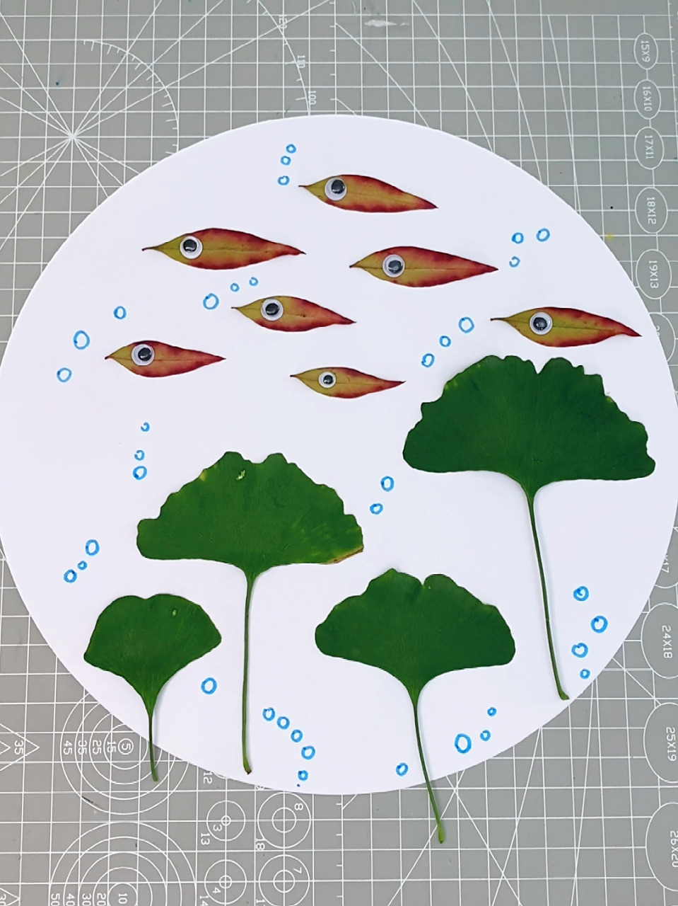 用树叶贴一幅海底世界的小鱼群吧